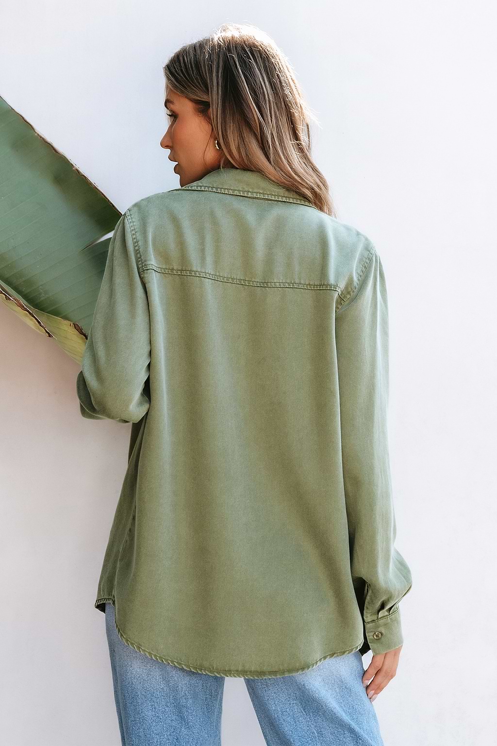 Camisa de manga larga con botones delanteros y cuello verde militar
