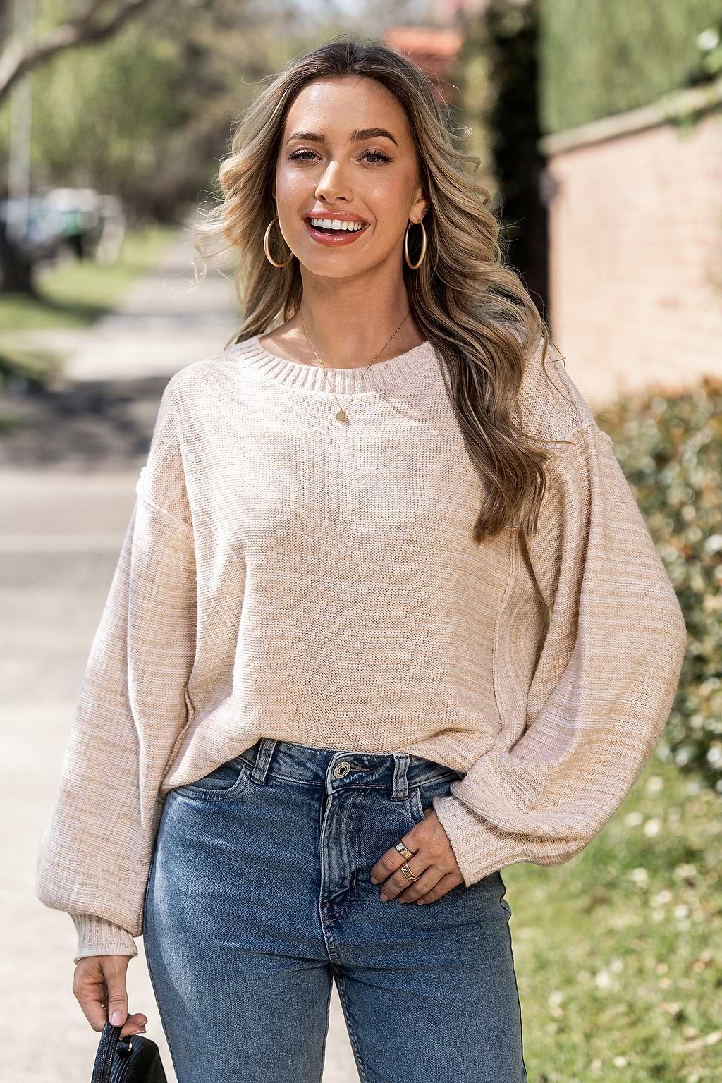 Beige trui met ronde hals en lange mouwen en zichtbare naden