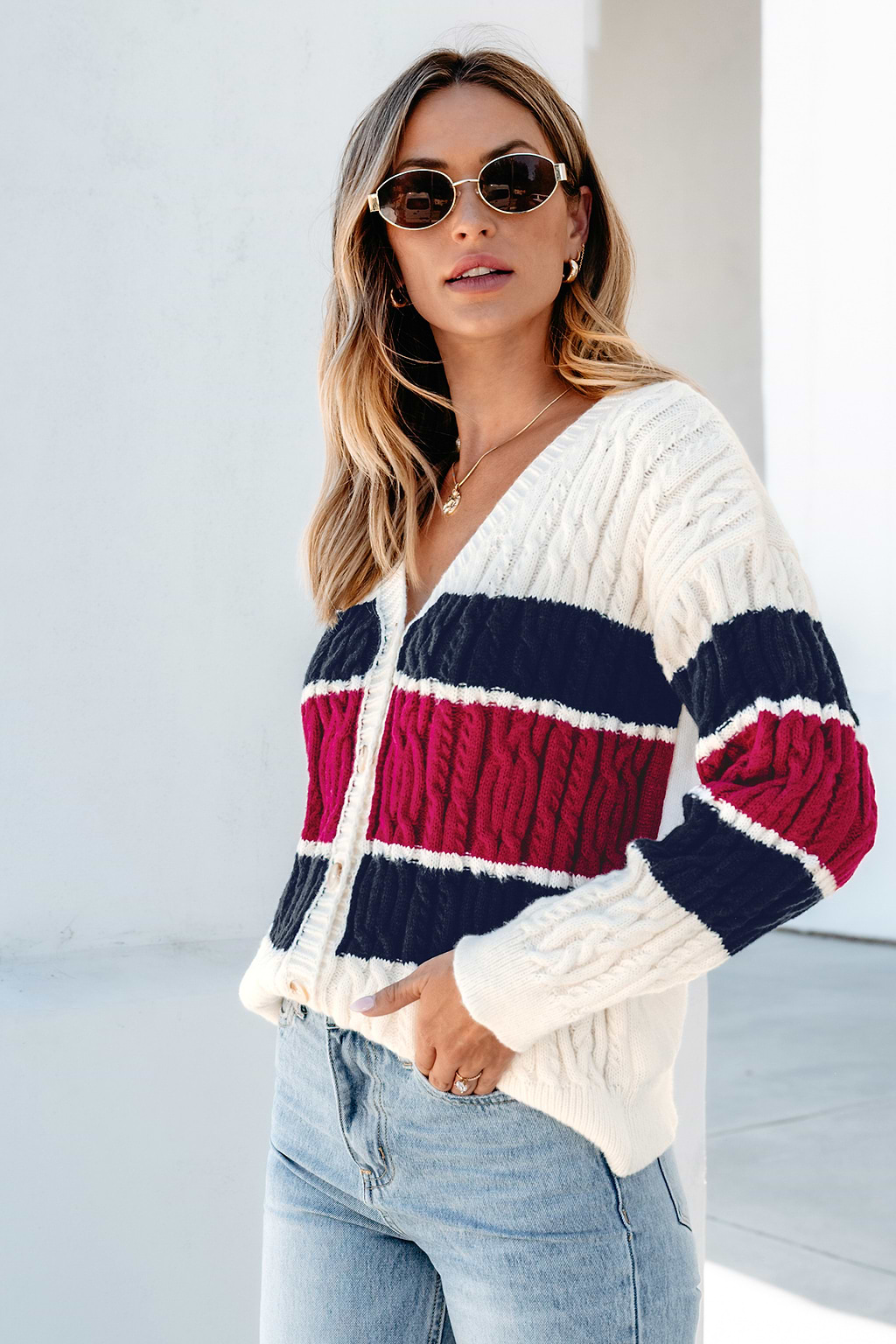 Weißer langärmeliger Kabelstrick-Cardigan mit Knopfleiste