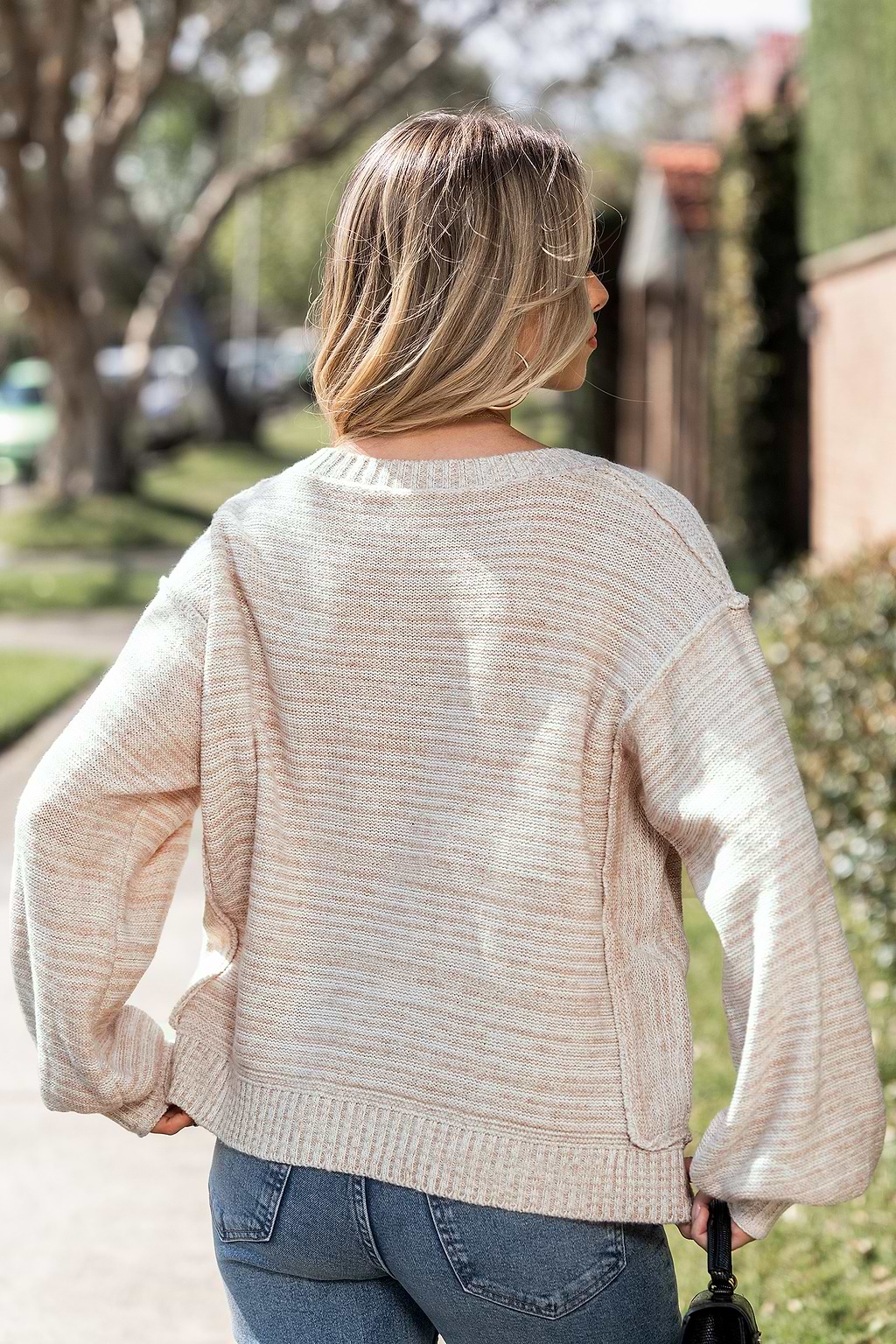 Beige trui met ronde hals en lange mouwen en zichtbare naden