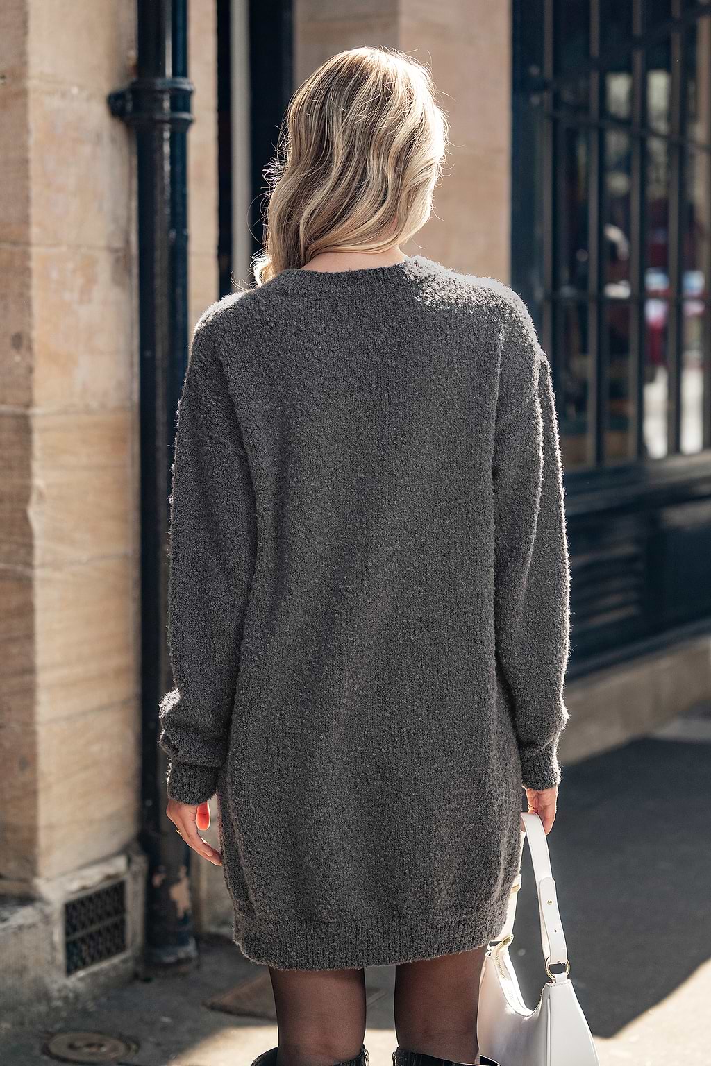Vestido mini tipo suéter de manga larga y cuello redondo en color carbón