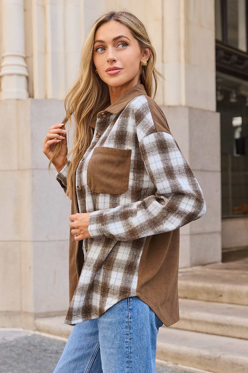 Camisa abotonada con cuello y parches de cuadros marrones y cuadros