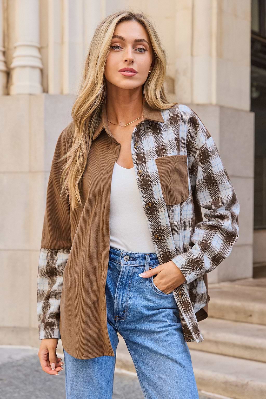 Camisa abotonada con cuello y parches de cuadros marrones y cuadros