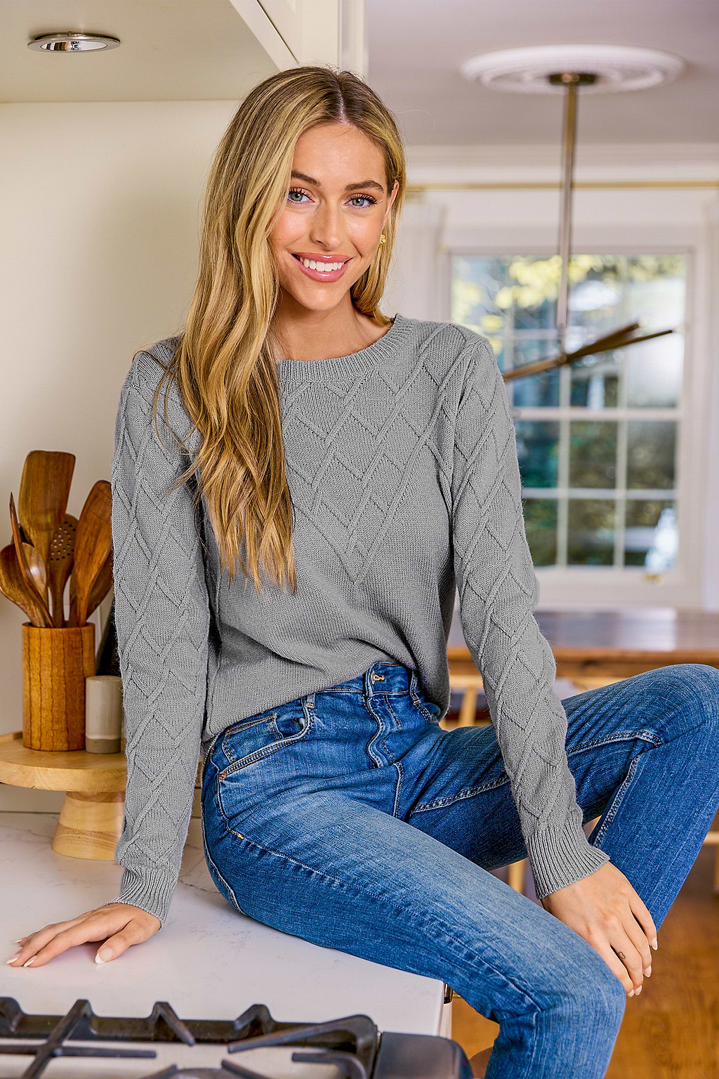 Graues langärmeliges Pullover-Top mit Rundhalsausschnitt