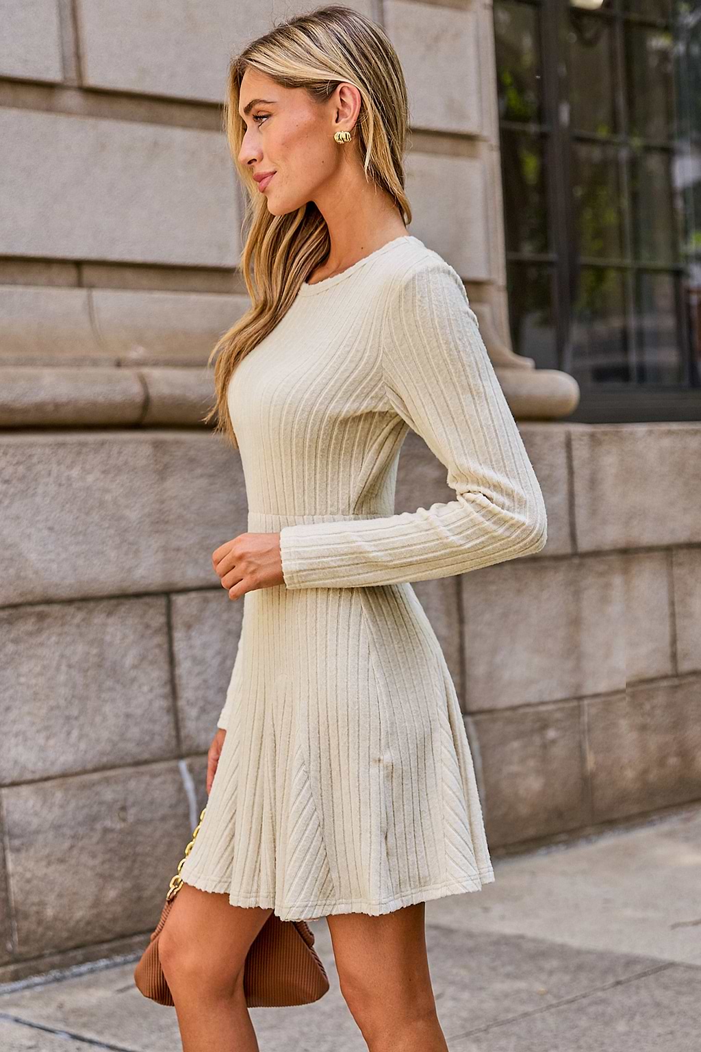 Beige Jersey-Minikleid mit langen Ärmeln und gerafftem Saum