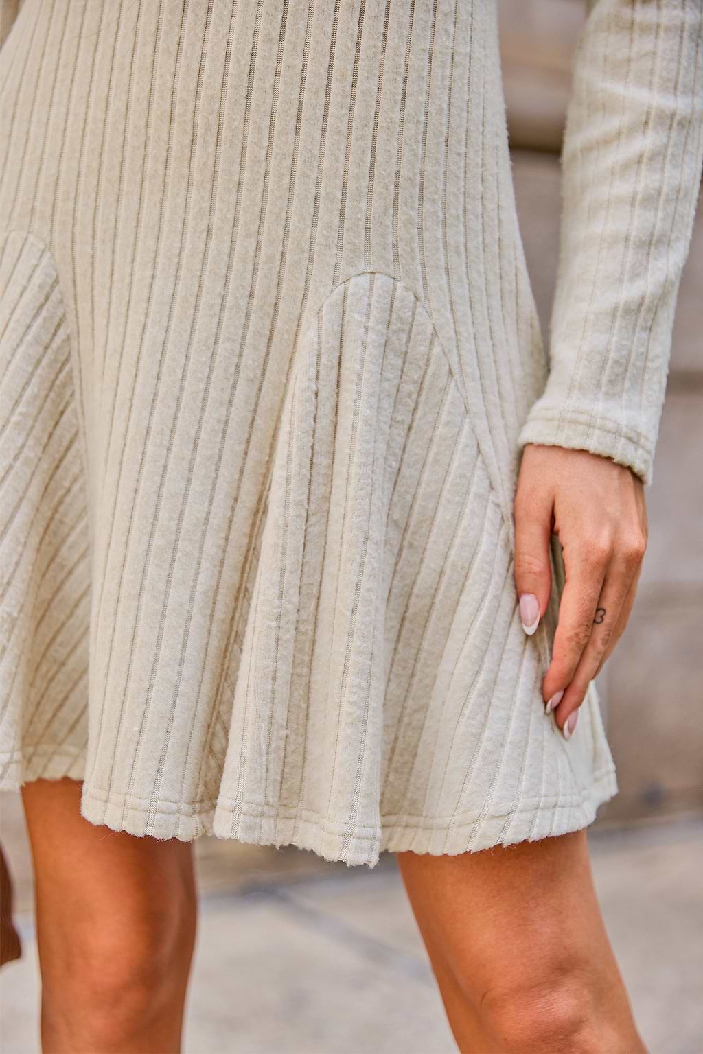 Beige Jersey-Minikleid mit langen Ärmeln und gerafftem Saum