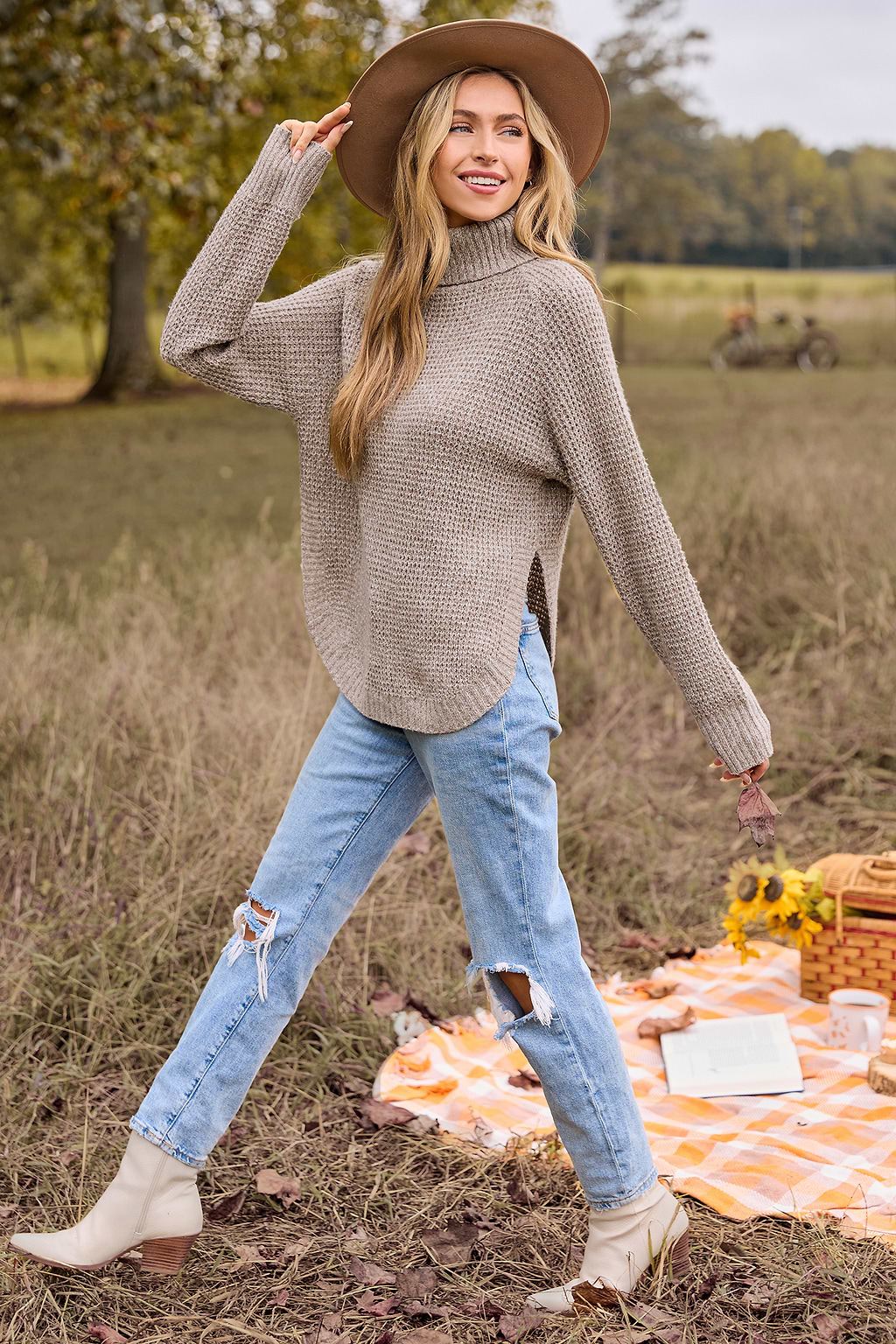 Suéter de cuello alto de manga larga de color marrón claro