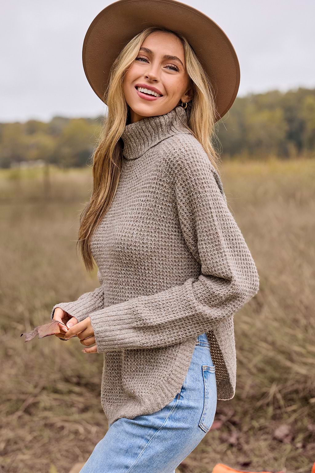 Suéter de cuello alto de manga larga de color marrón claro