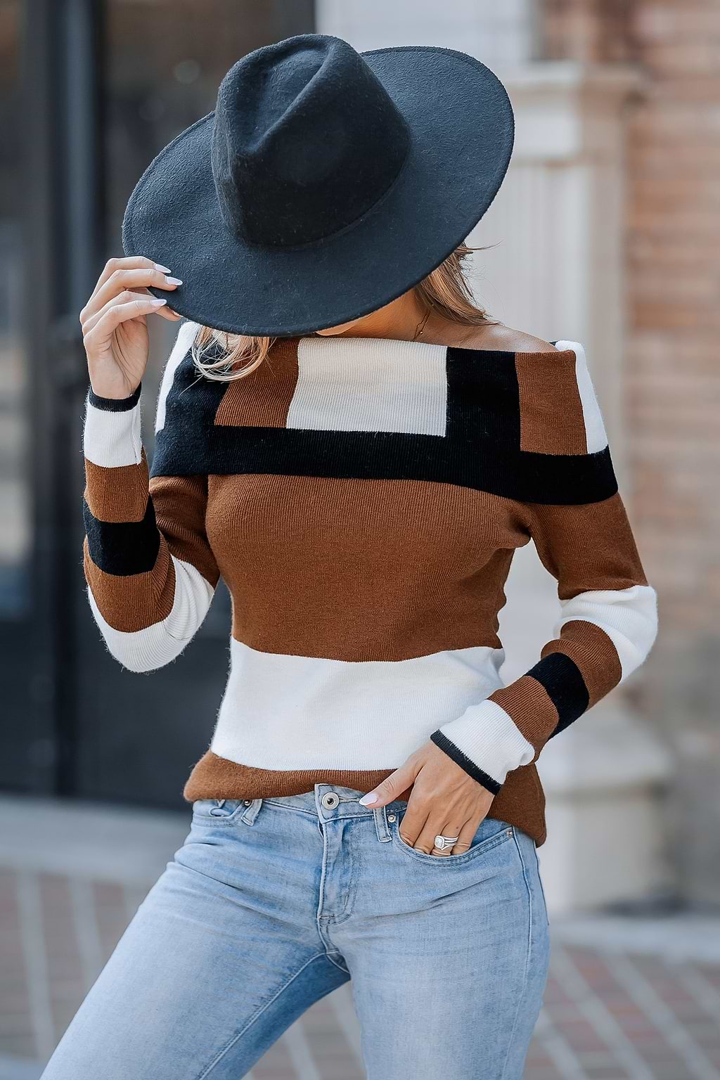 Blusa de manga larga con hombros descubiertos y bloques de color