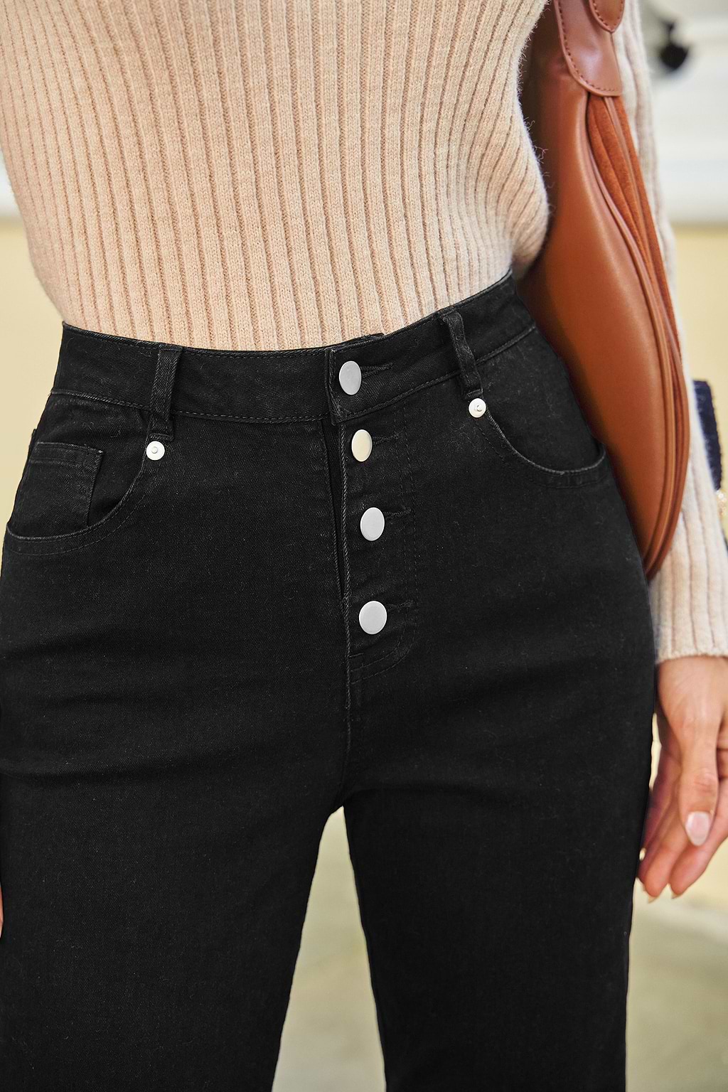 Vaqueros pitillo negros con botones delanteros en denim
