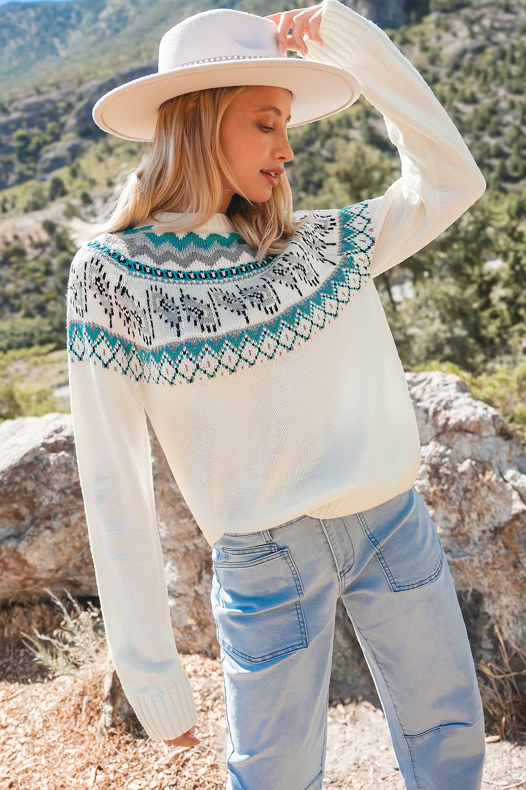 Biało-niebieski geometryczny sweter z długim rękawem