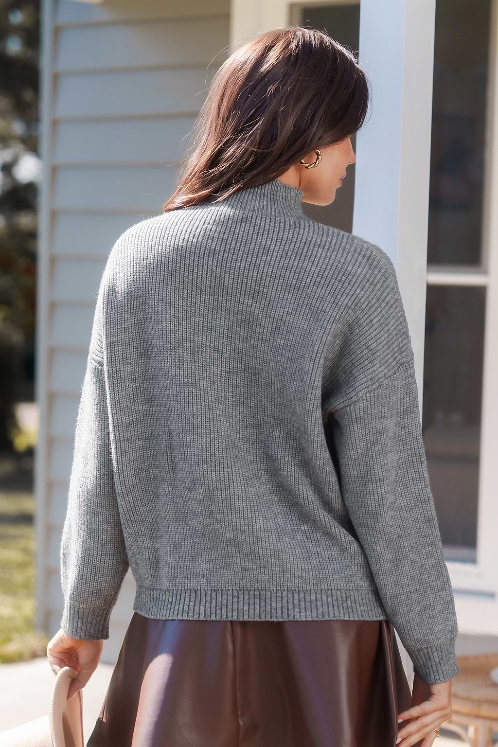 Grauer langärmeliger Rollkragenpullover aus Zopfstrick