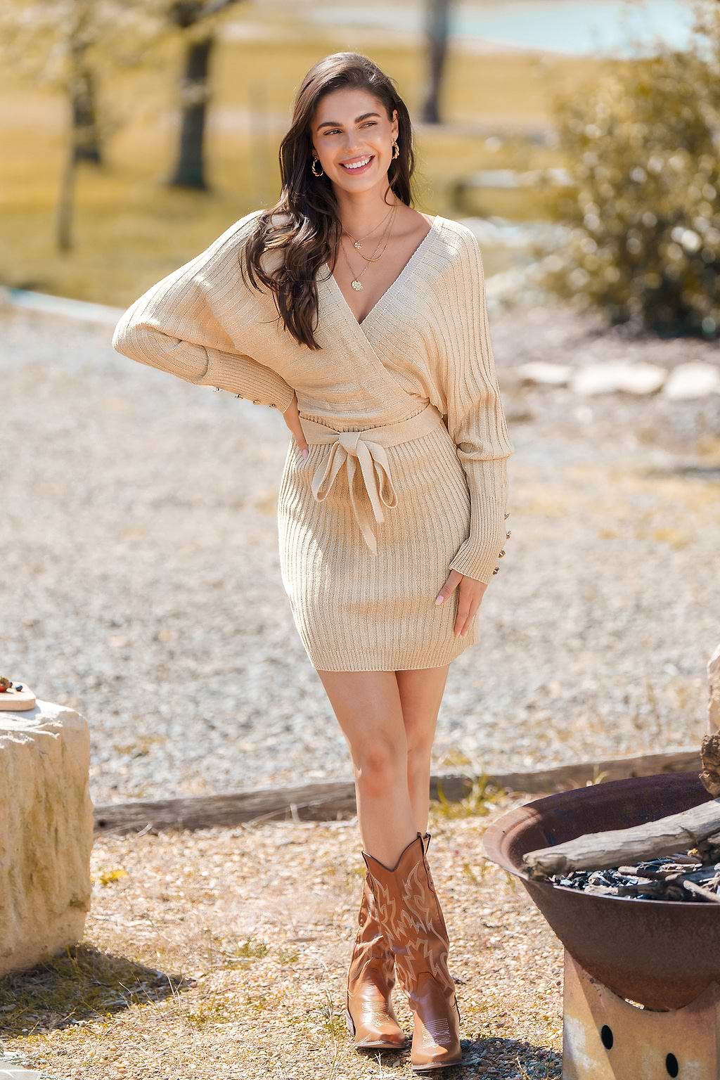 Aprikosenfarbenes langärmeliges gestricktes Mini-Wickelkleid