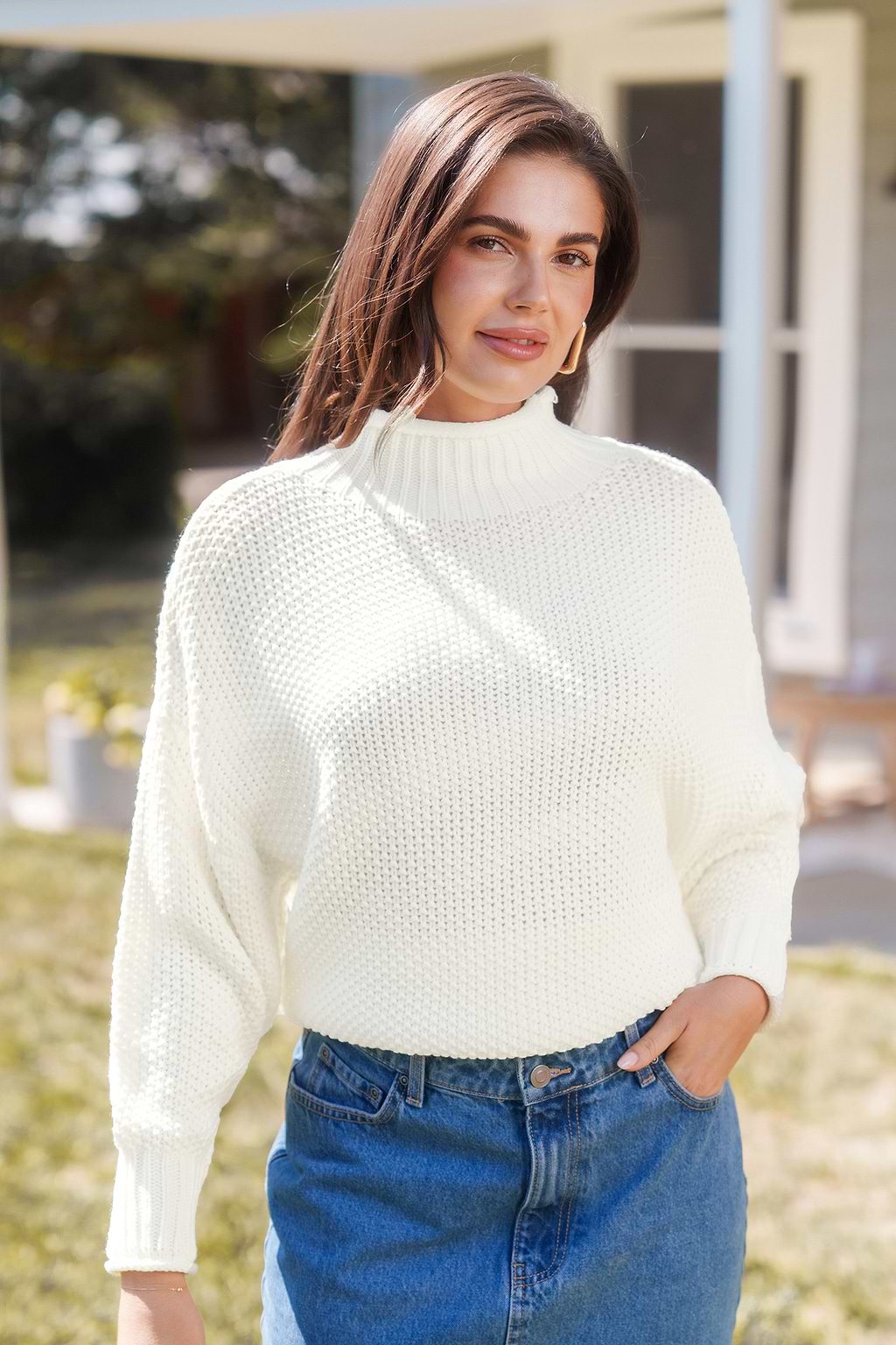 Suéter blanco de cuello alto y manga larga