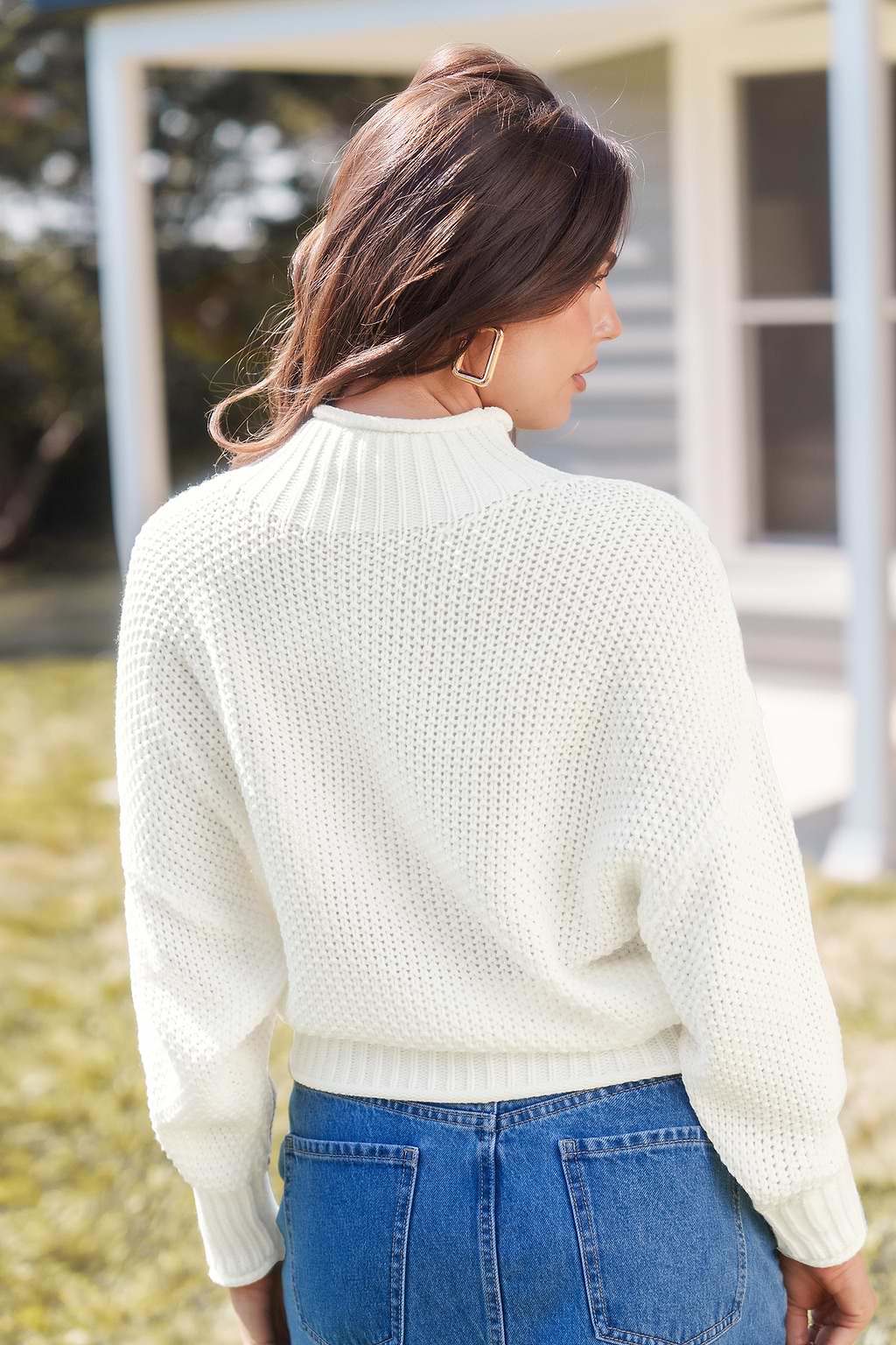 Suéter blanco de cuello alto y manga larga