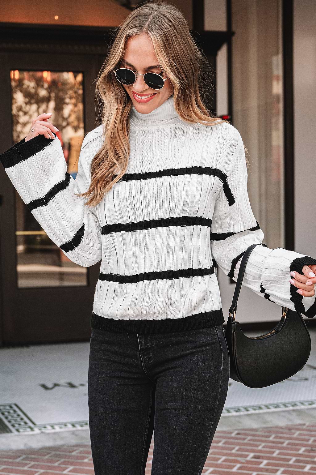 Jersey de cuello alto de manga larga con rayas blancas y negras