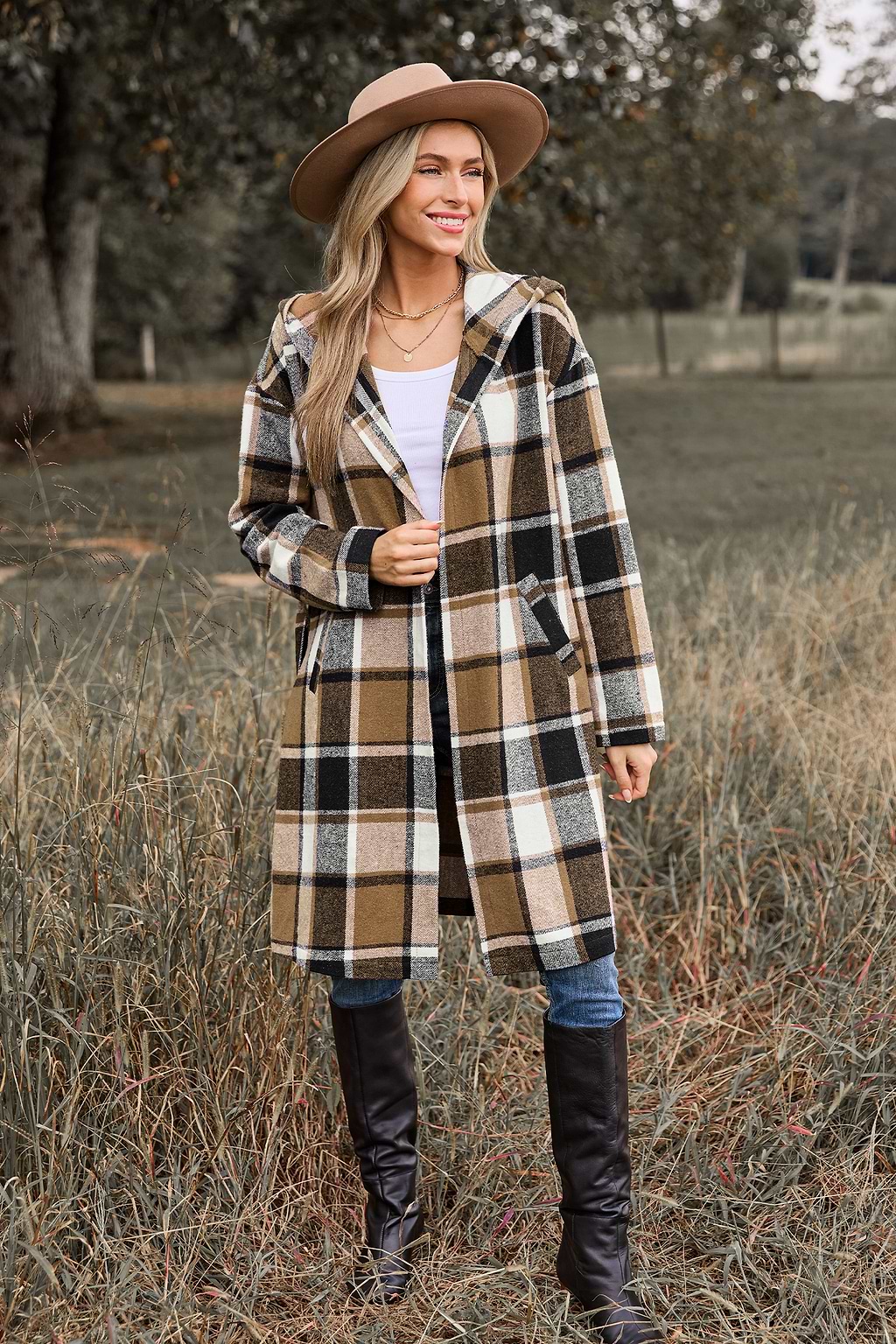 Flanelowy płaszcz w kratę z kieszeniami i kapturem