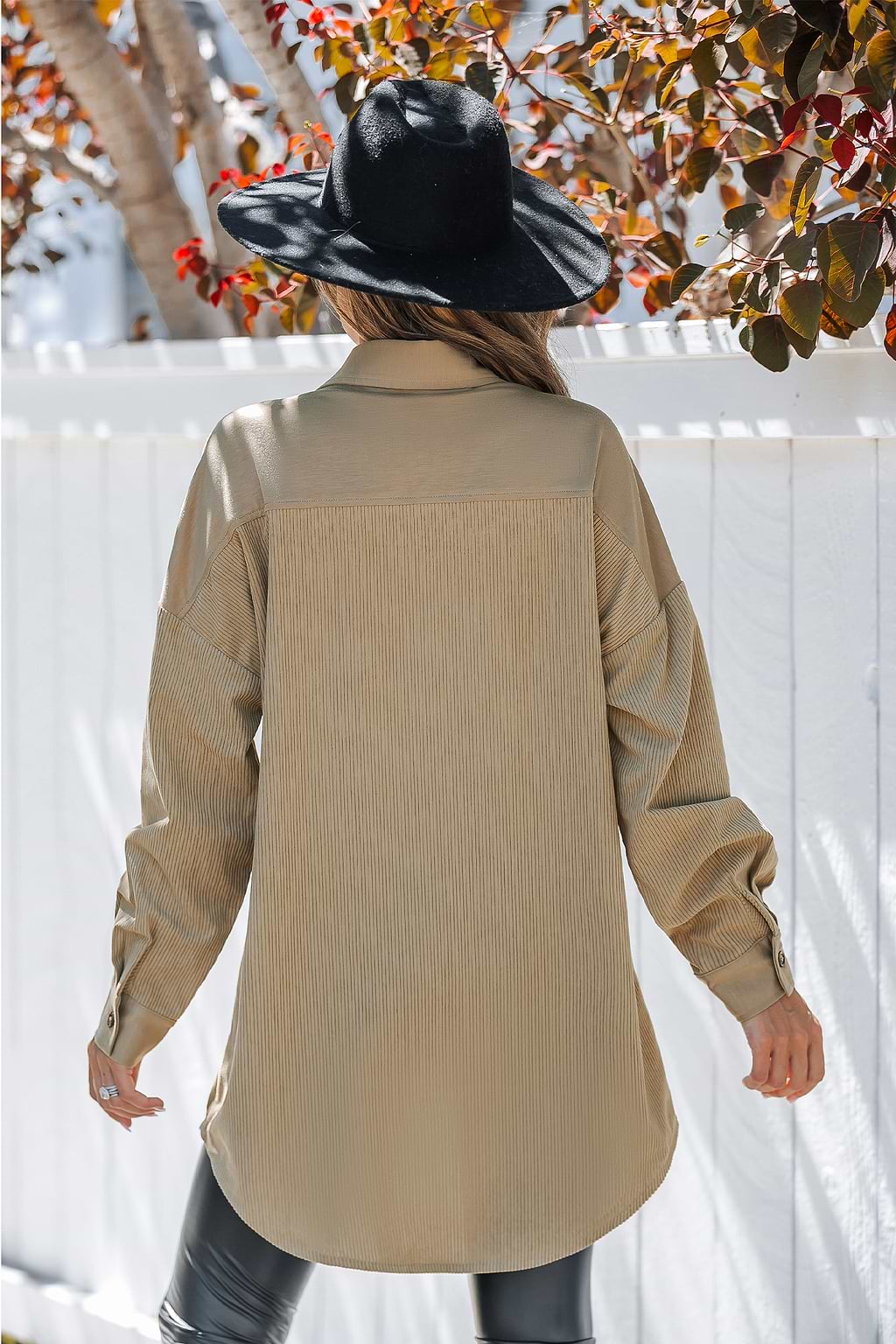 Kamelfarbene Jacke mit Taschen und Knopf