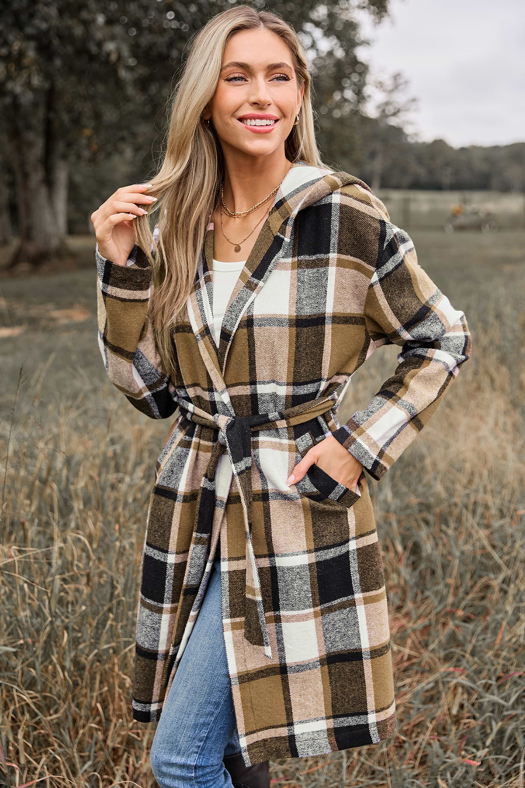 Flanelowy płaszcz w kratę z kieszeniami i kapturem