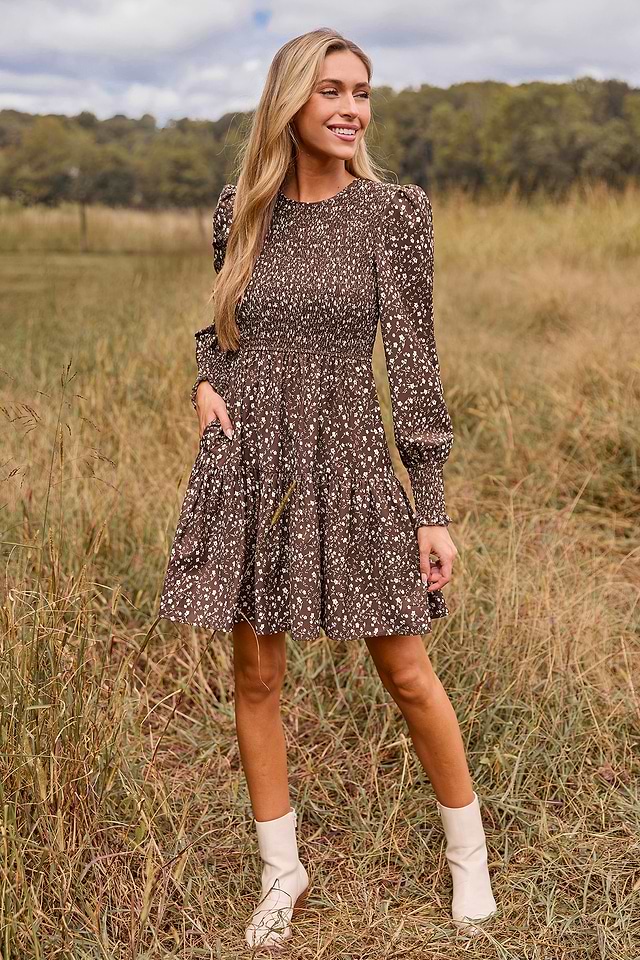 Robe courte à smocks et fleurs avec manches bouffantes marron