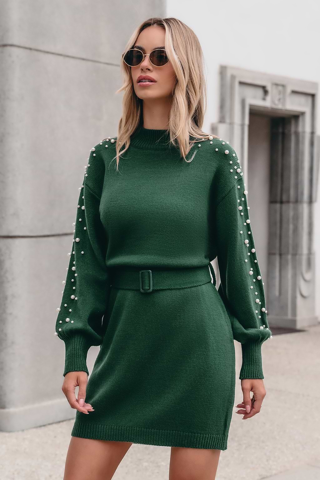 Vestido tipo suéter de manga larga con cuentas y cuello alto verde
