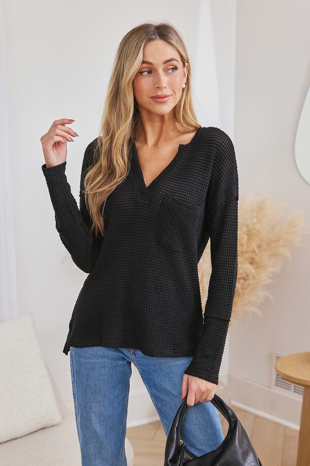 Schwarzes gestricktes V-Ausschnitt T-Shirt