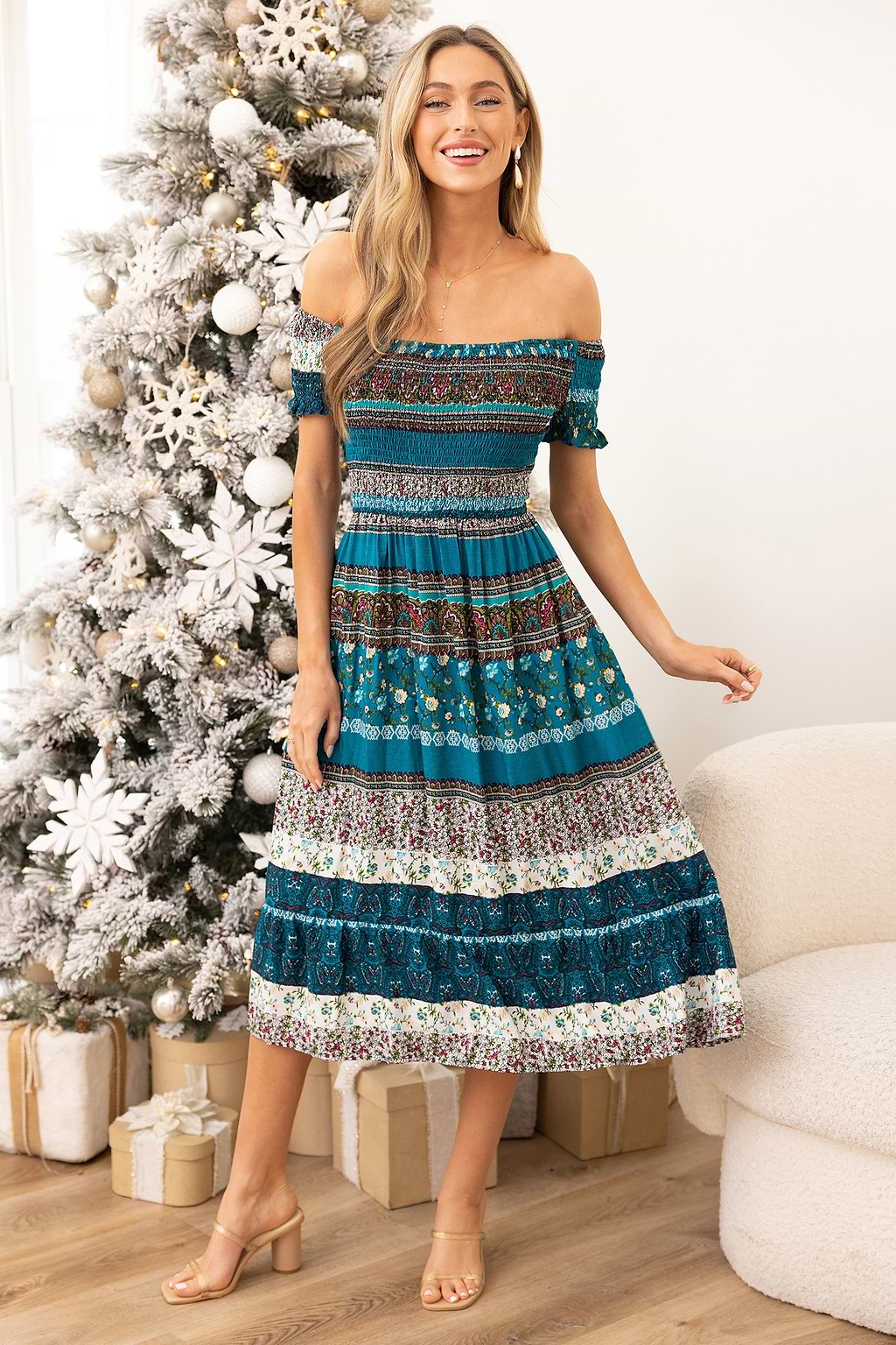 Vestido largo con hombros descubiertos y rayas florales verdes