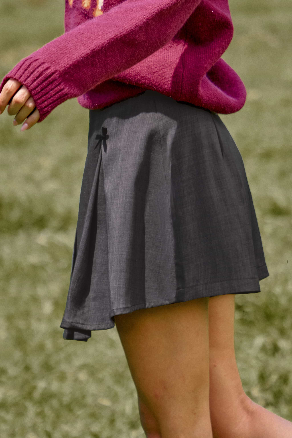 Pantalones cortos acampanados con pliegues y lazo en color gris carbón