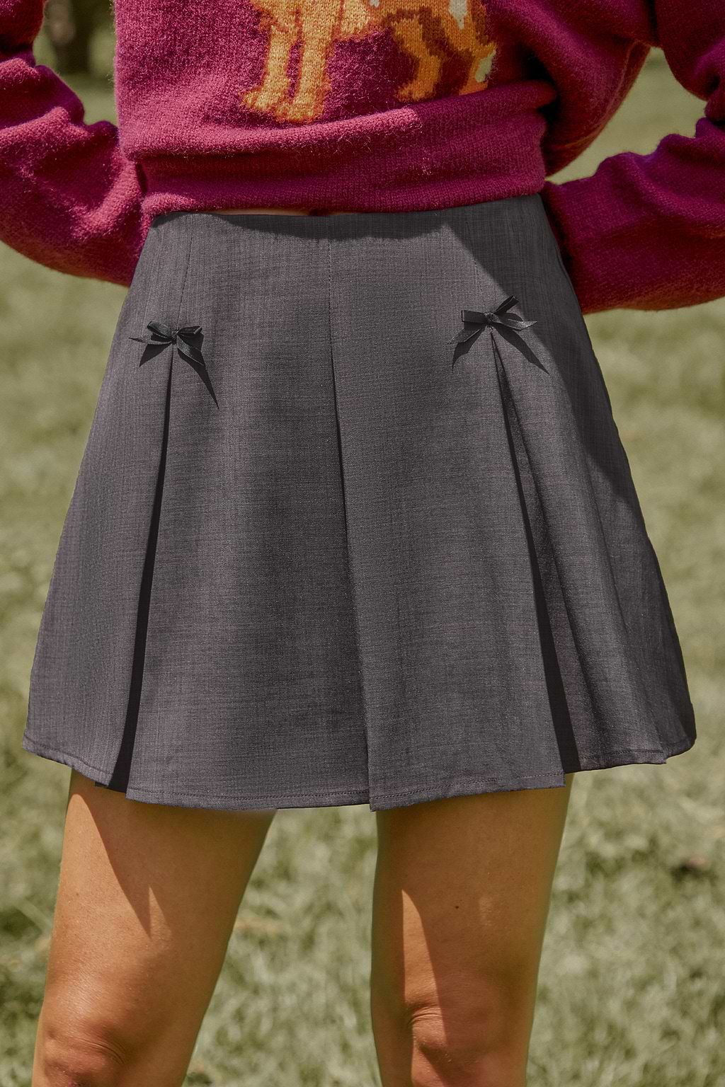Pantalones cortos acampanados con pliegues y lazo en color gris carbón