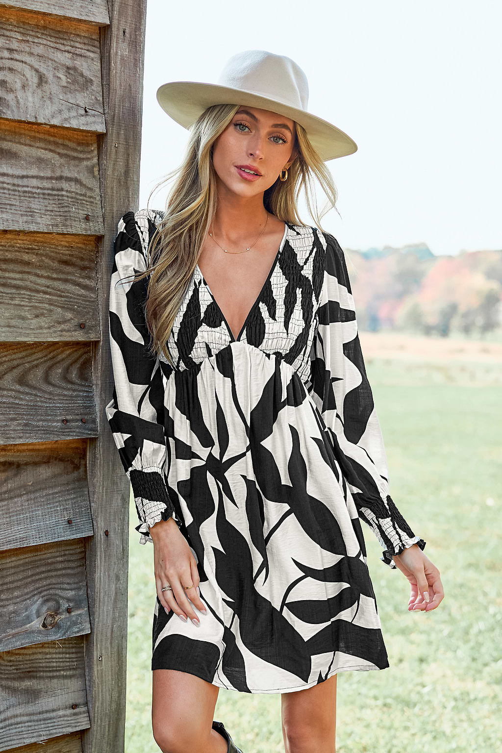 Vestido corto con mangas abullonadas y escote pronunciado con estampado floral en blanco y negro