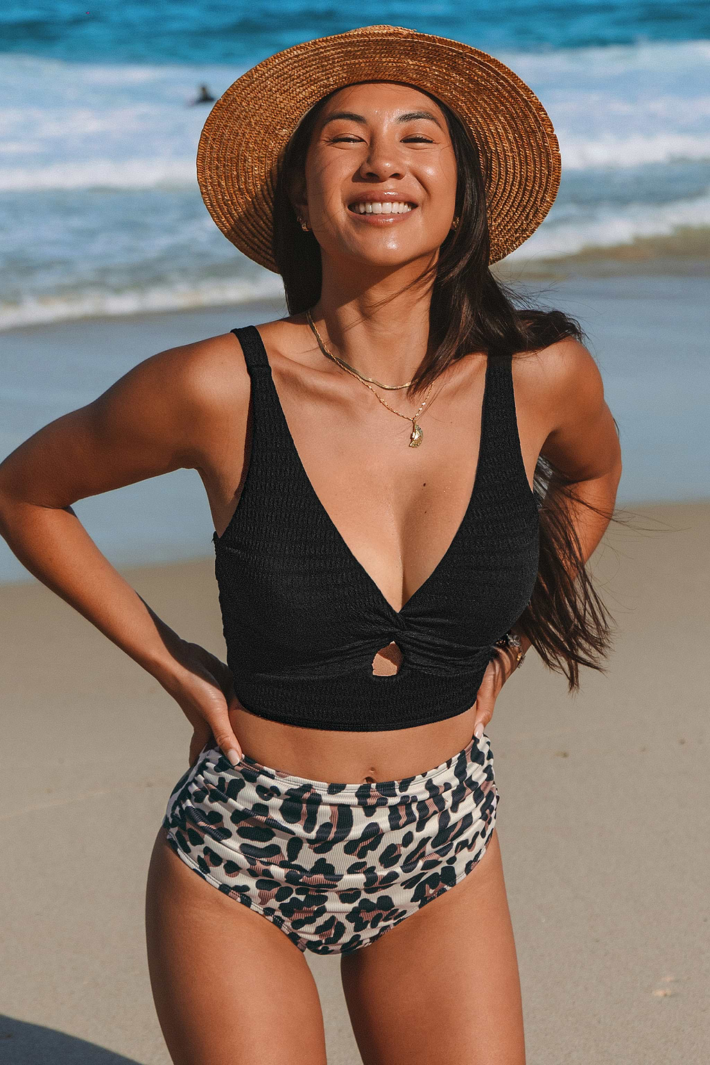 Bikini-Oberteil mit Twist Schlüsselloch und Leoparden-Bikinihose