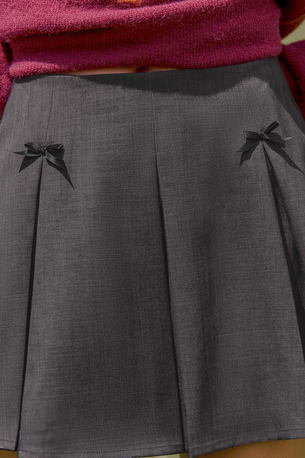 Pantalones cortos acampanados con pliegues y lazo en color gris carbón