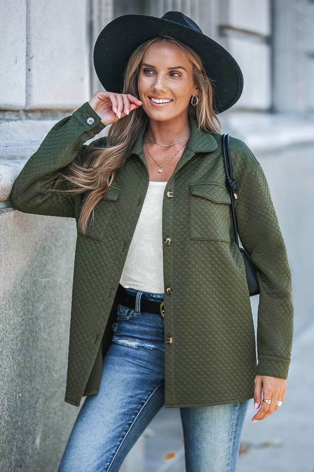 Veste verte à col de chemise et boutons sur le devant