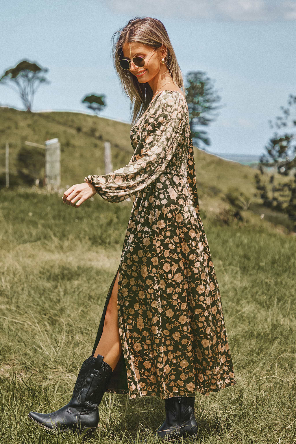 Vestido midi de terciopelo verde con escote en forma de corazón y mangas abullonadas