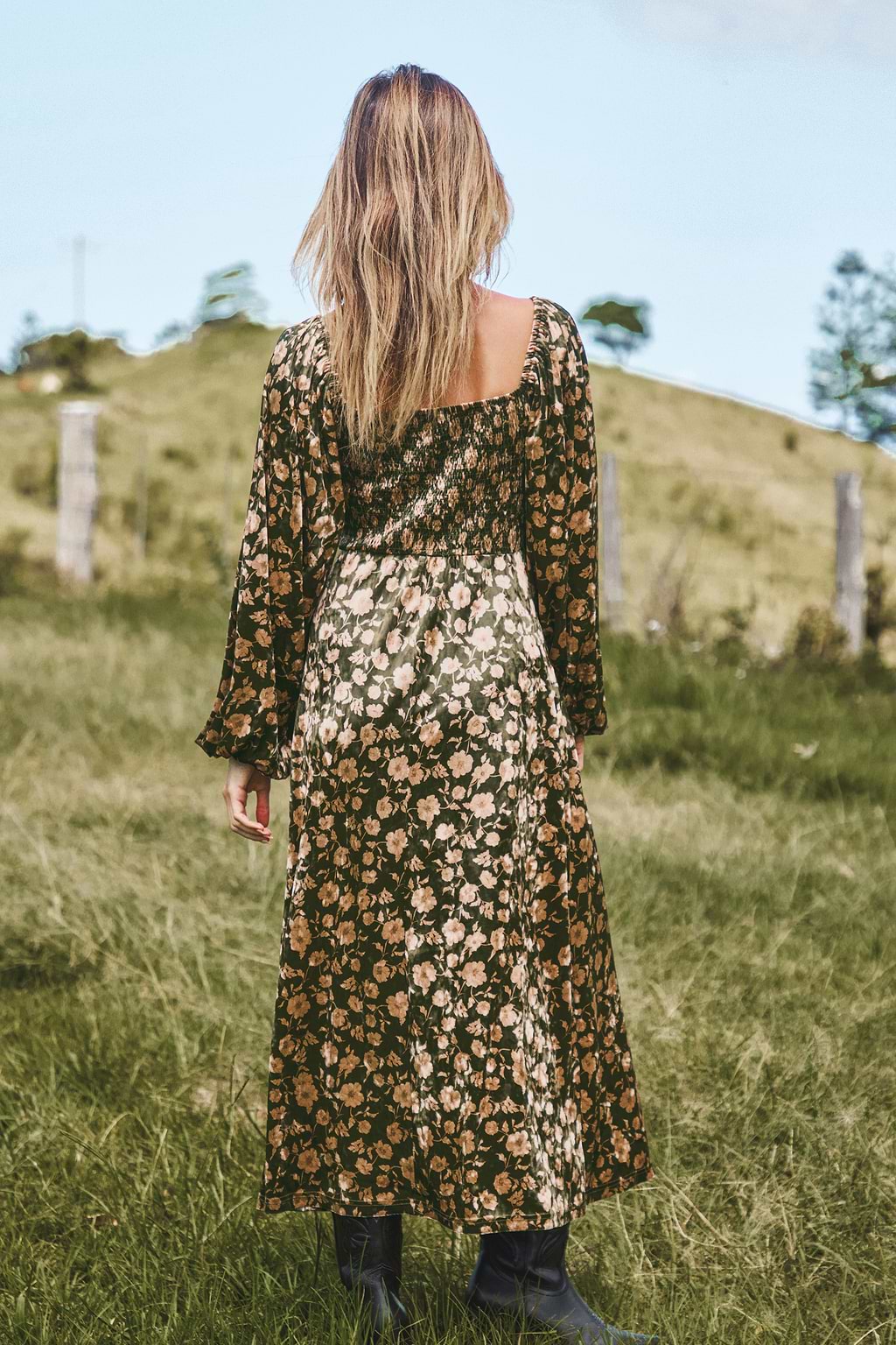 Vestido midi de terciopelo verde con escote en forma de corazón y mangas abullonadas
