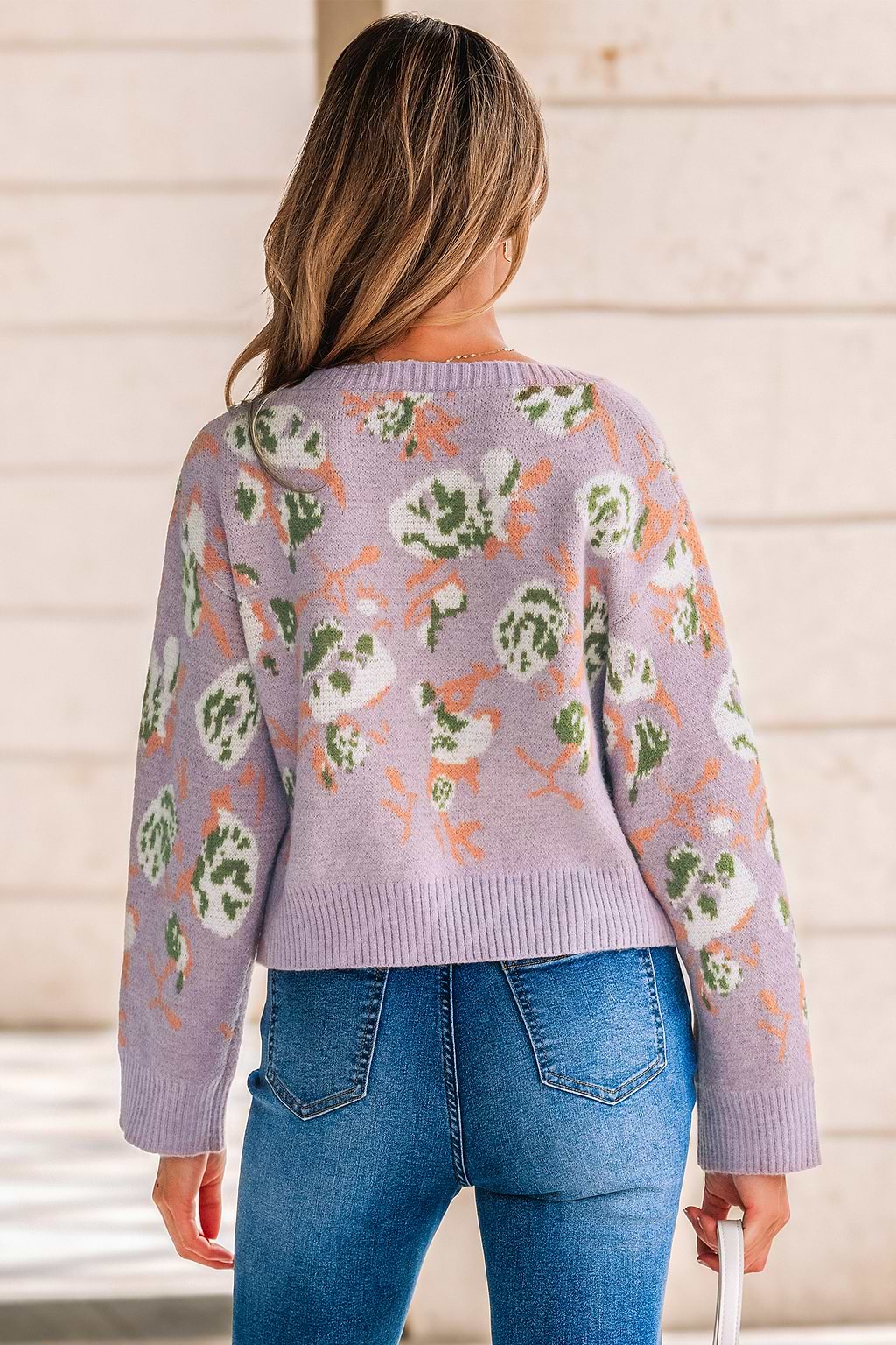 Lila geblümter Pullover mit übergroßen Ärmeln