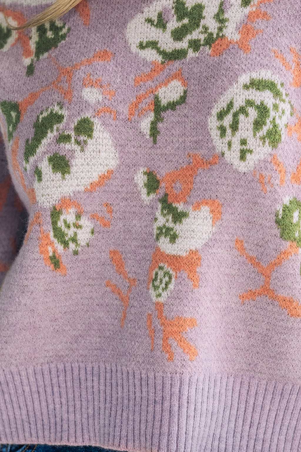 Lila geblümter Pullover mit übergroßen Ärmeln