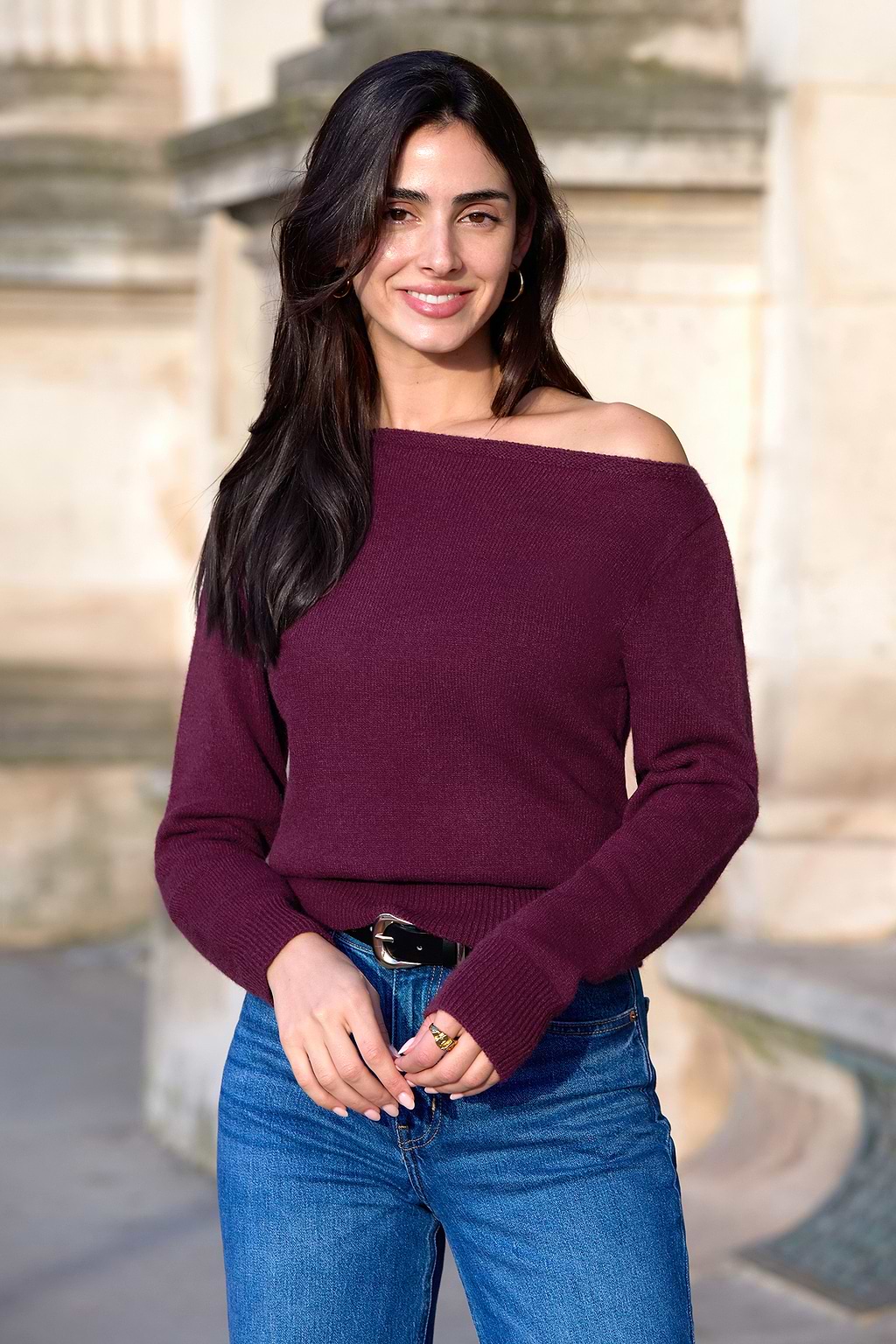 Blusa de punto de manga larga con hombros descubiertos en color burdeos