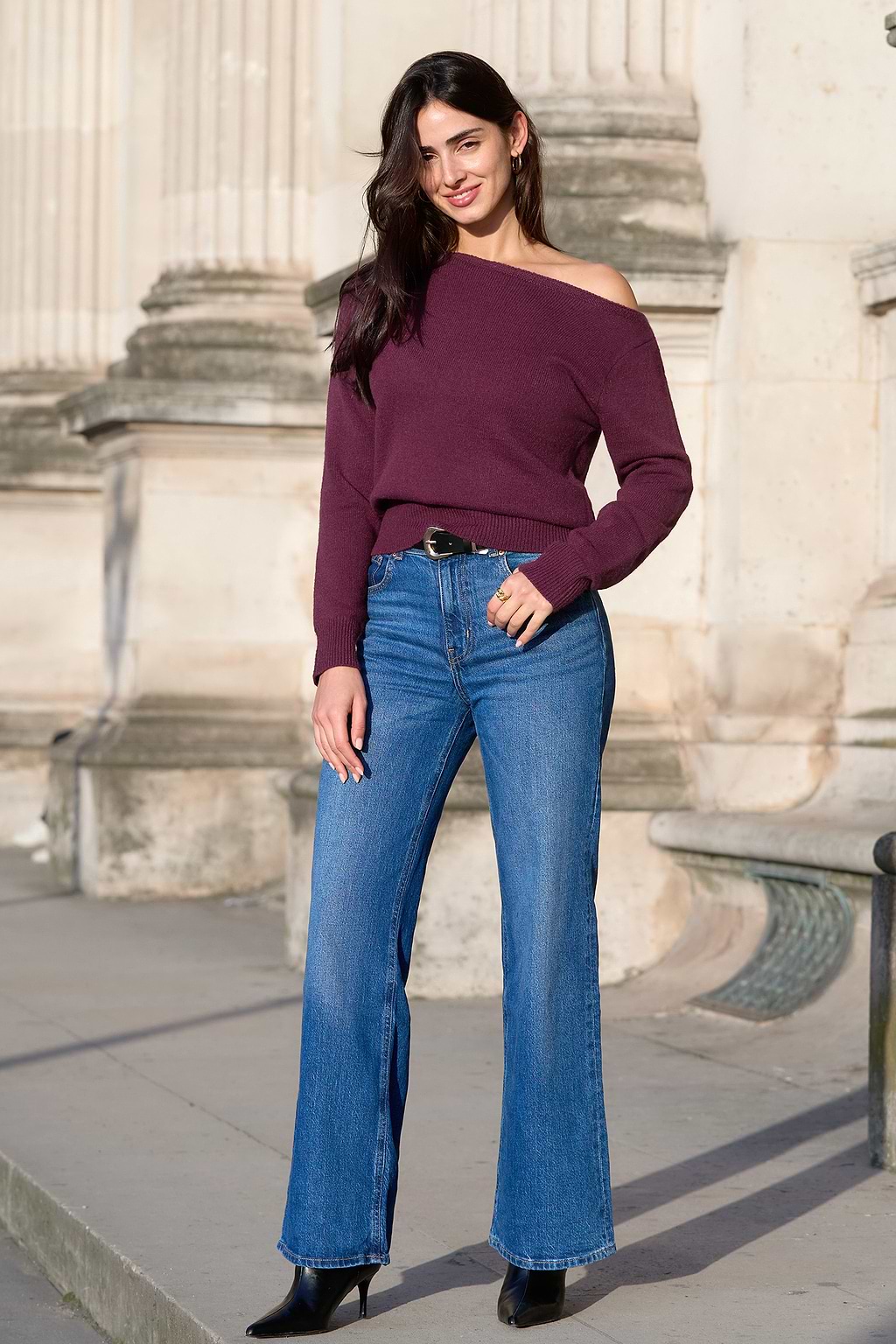 Blusa de punto de manga larga con hombros descubiertos en color burdeos