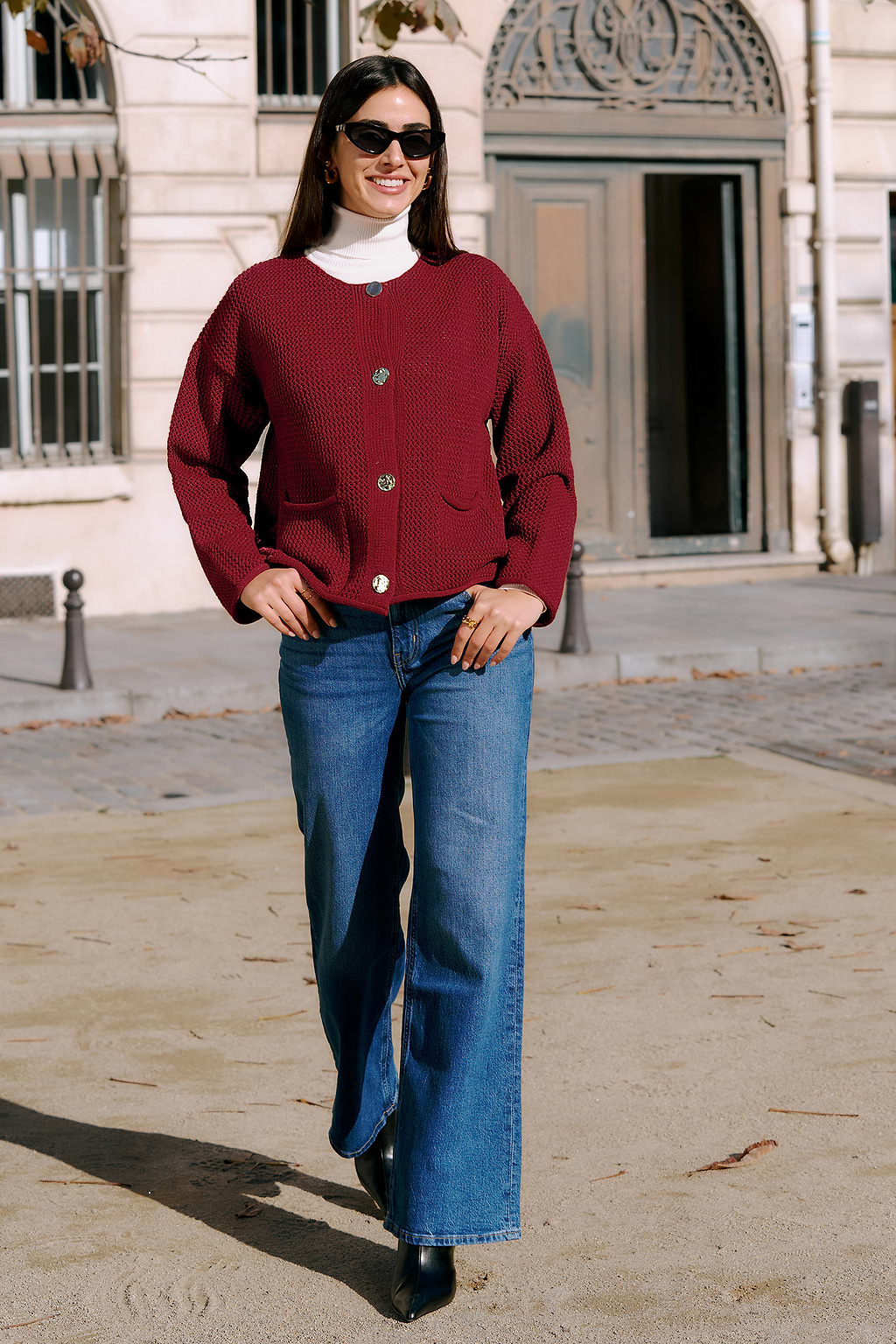 Cárdigan burdeos con cuello redondo y bolsillos