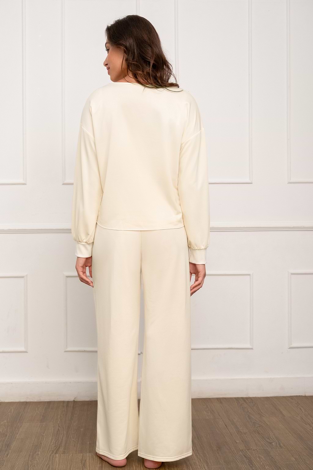 Crèmekleurige pyjamaset met lange mouwen en broek