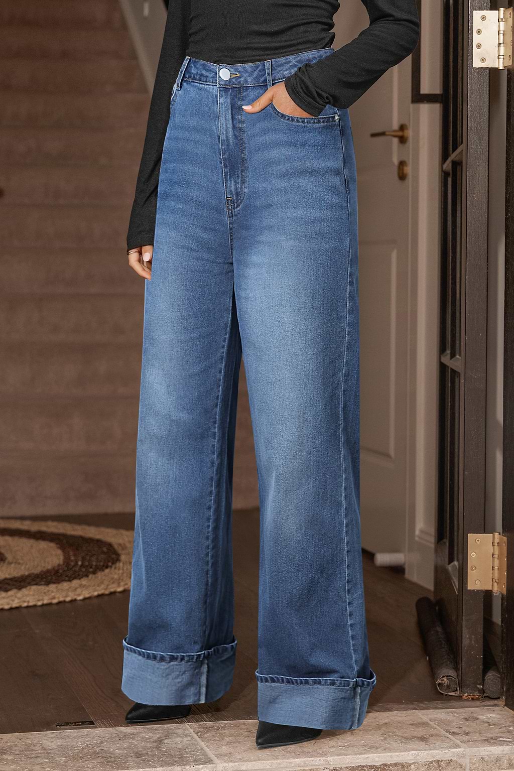 Blaue Jeans mit ausgestelltem Bein und Bündchen am Saum