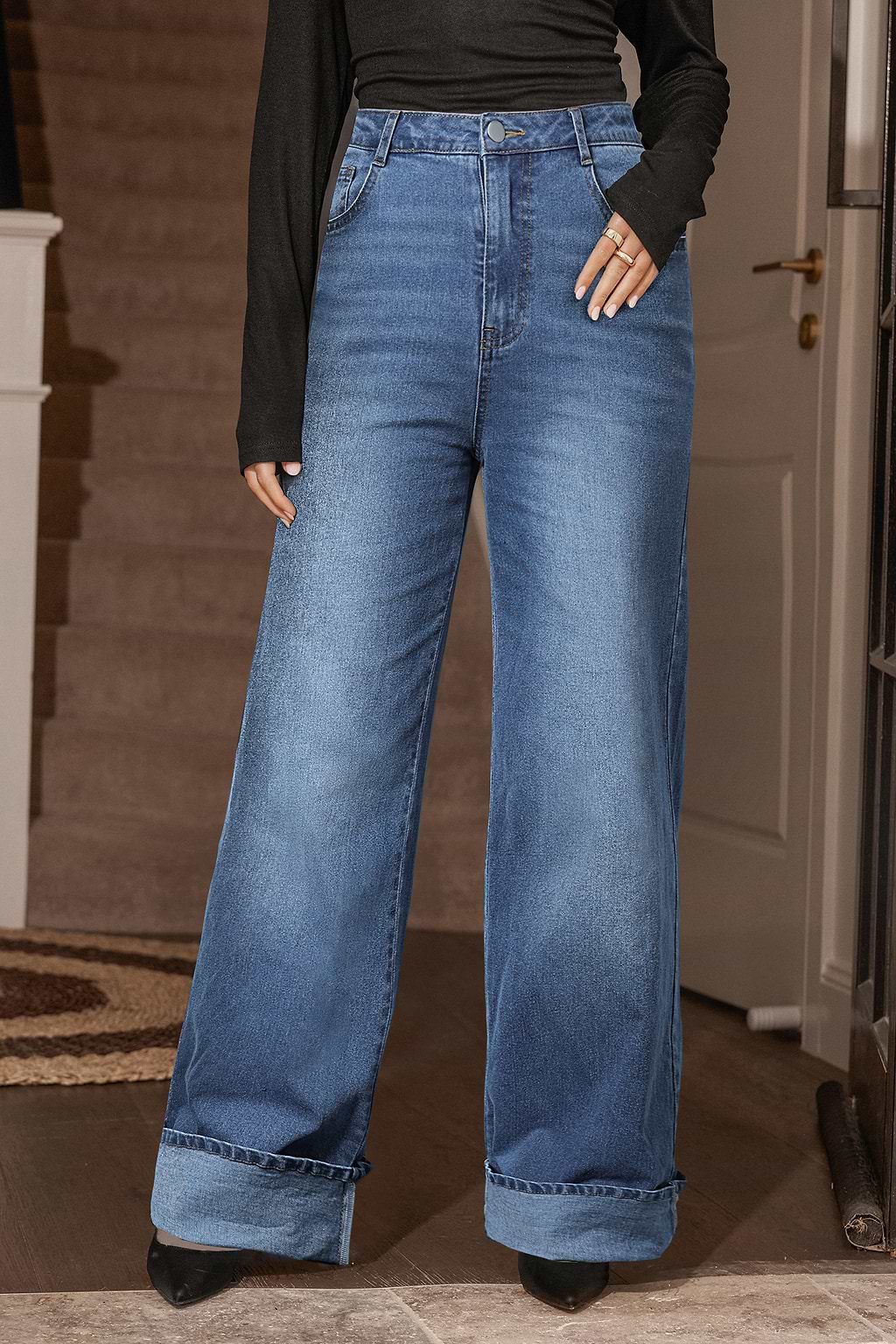 Blaue Jeans mit ausgestelltem Bein und Bündchen am Saum