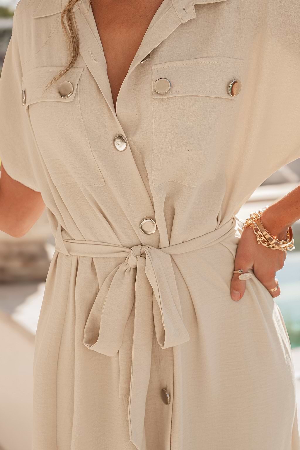 Vestido midi beige de manga corta con cinturón