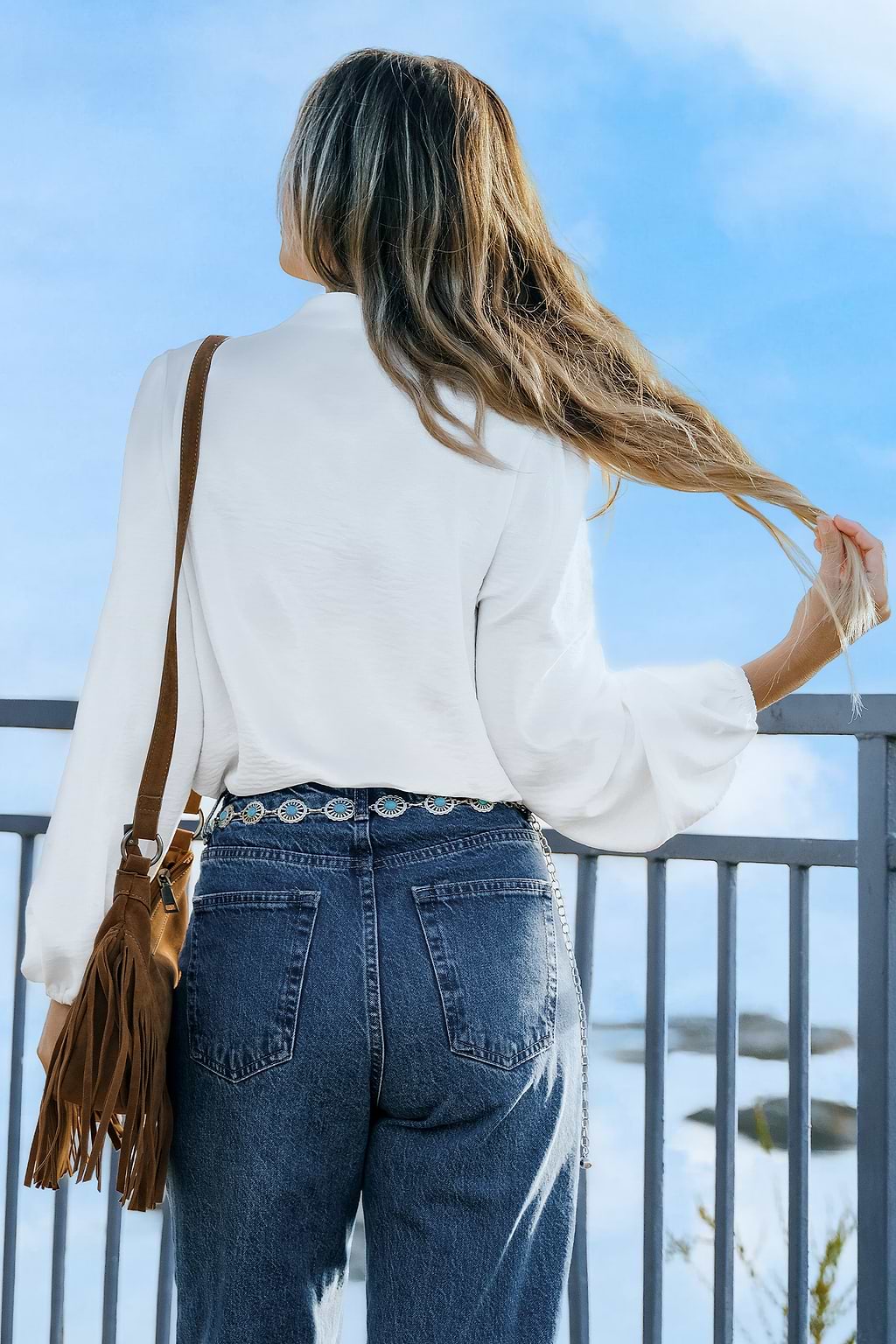 Blusa blanca de manga larga con escote entallado y encaje
