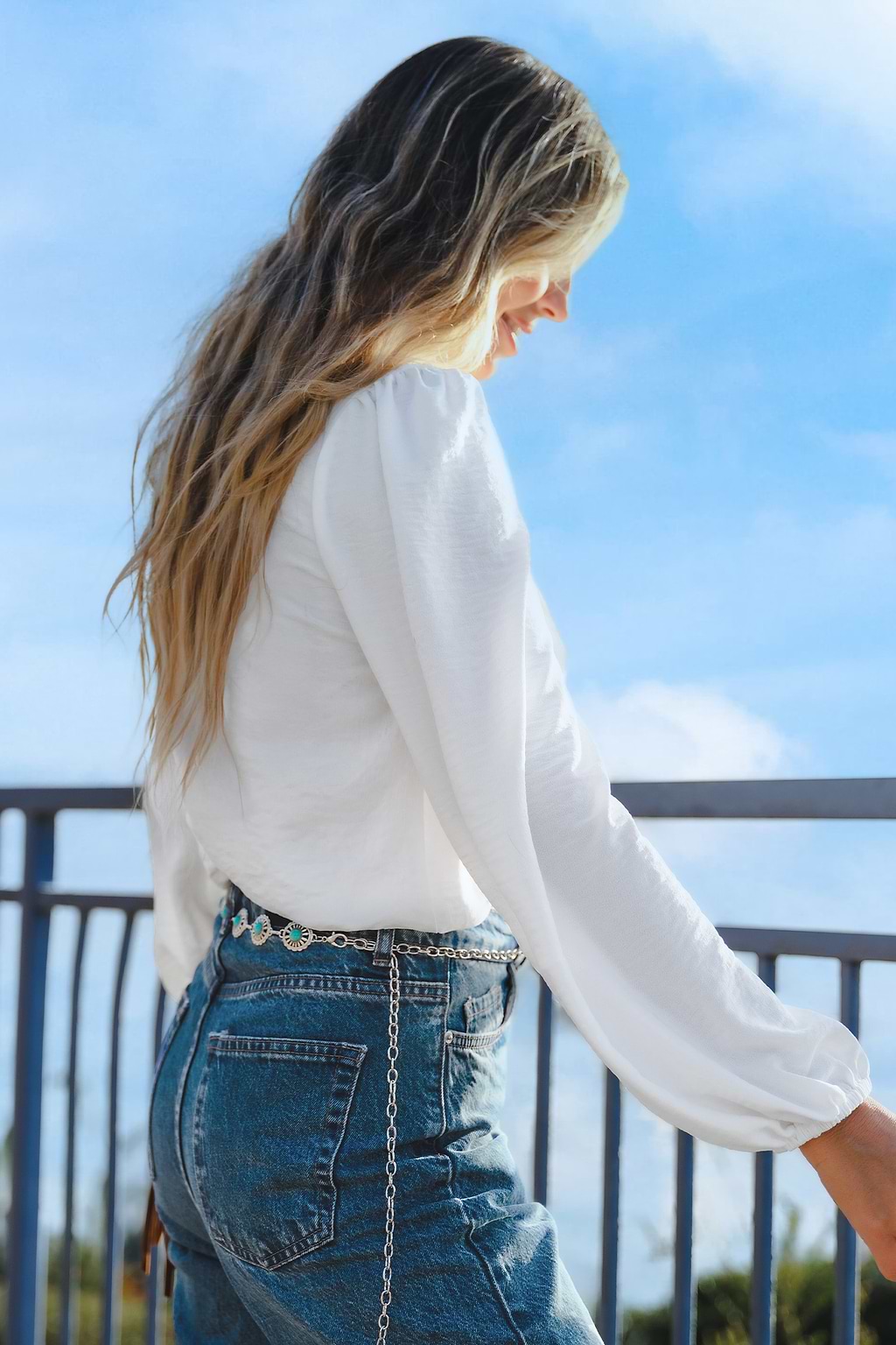 Blusa blanca de manga larga con escote entallado y encaje