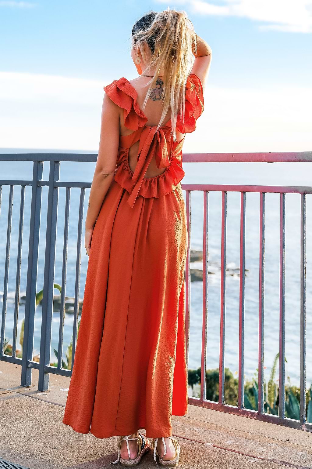 Robe longue sans manches à volants souples