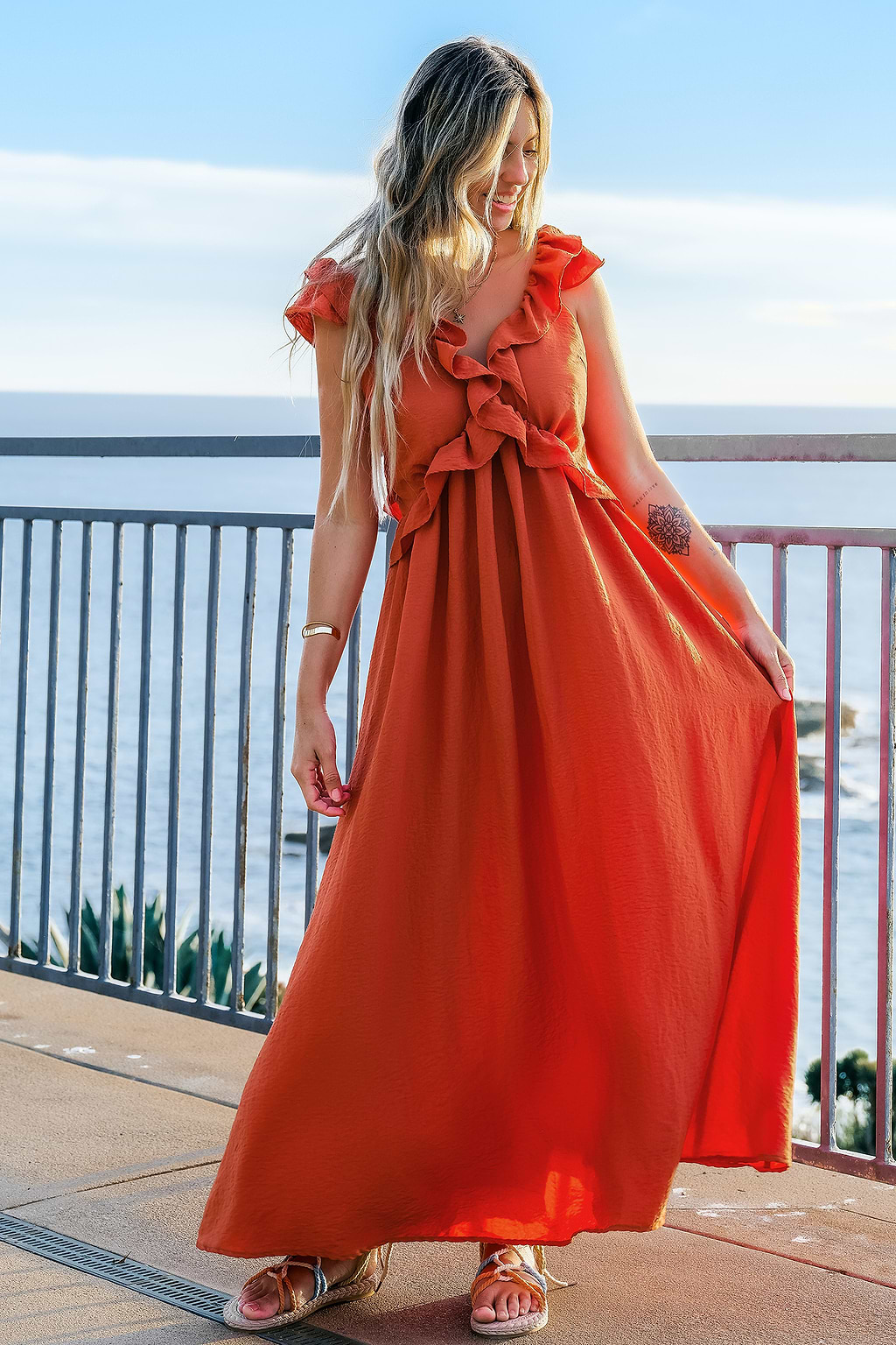 Robe longue sans manches à volants souples