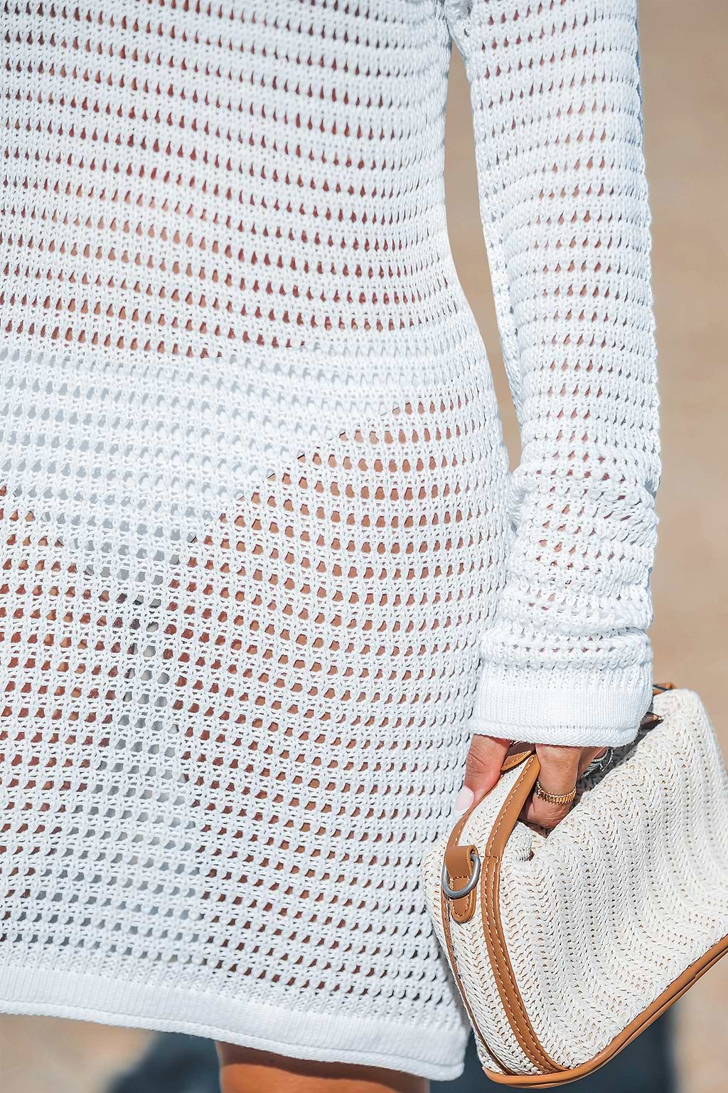 Copricostume all'uncinetto beige con scollo a V