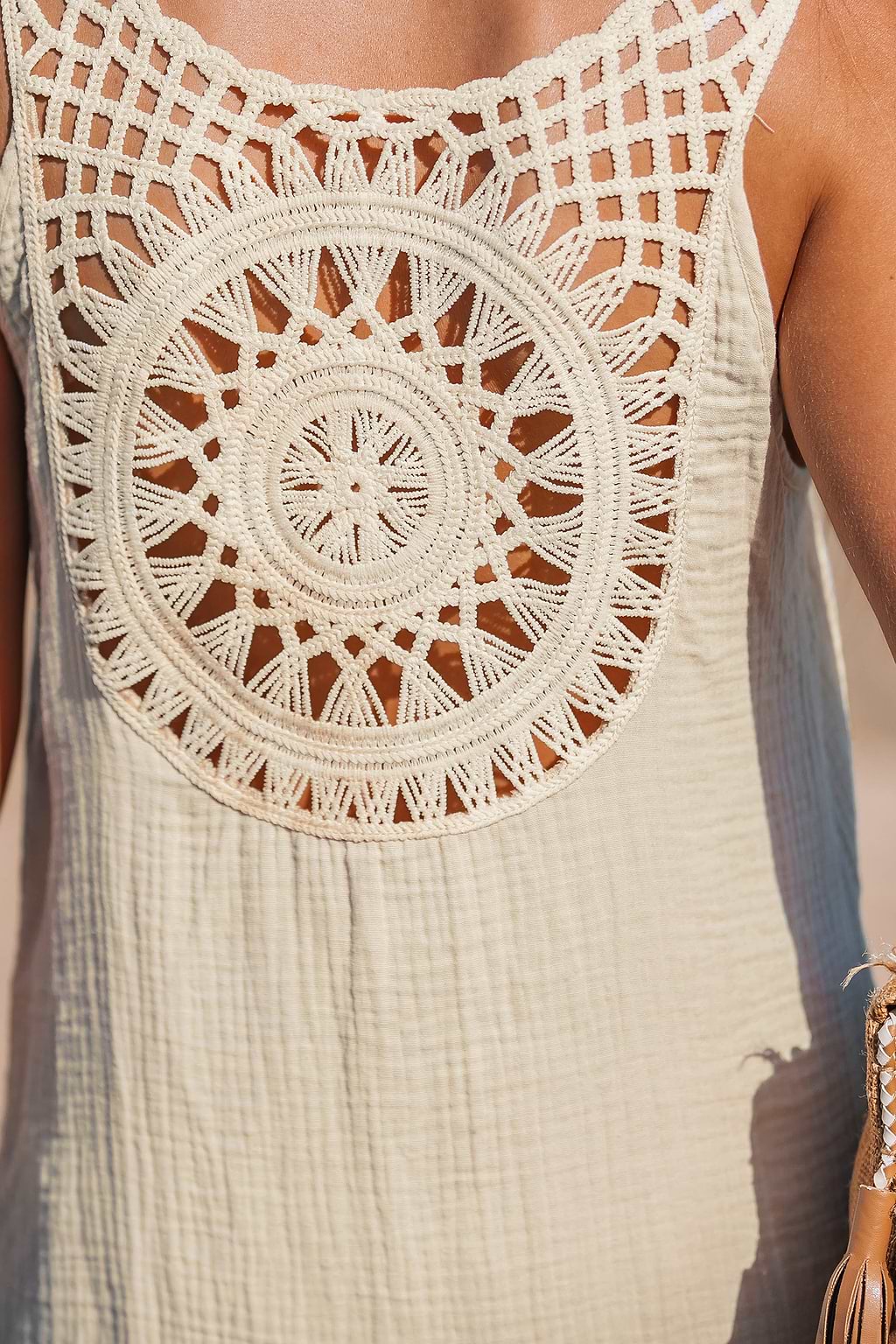 Robe courte beige à col en V froissé